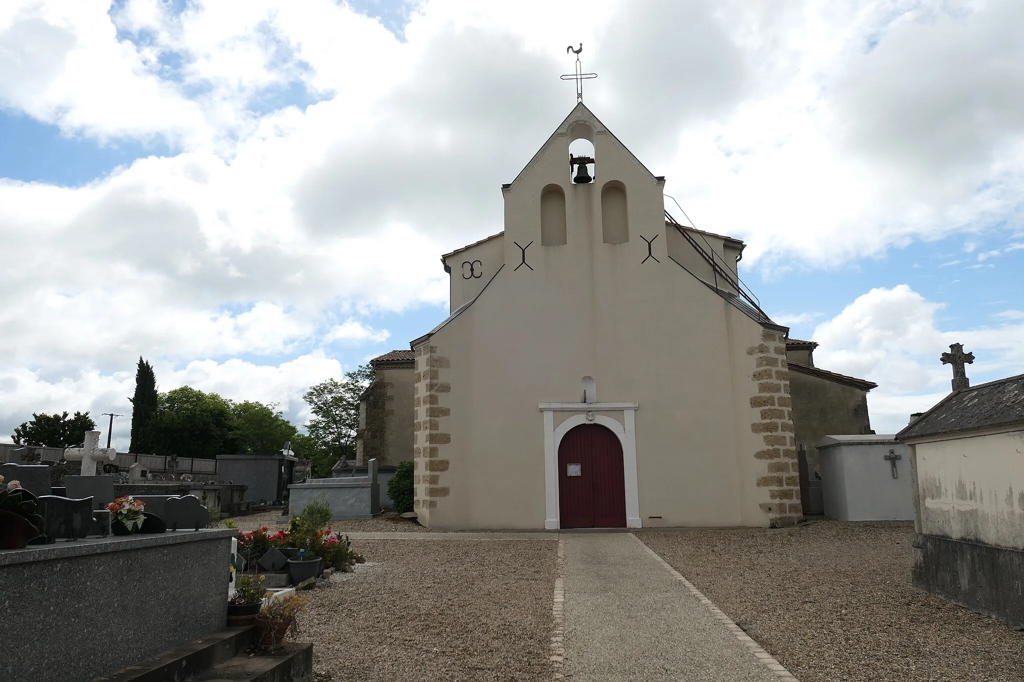 Photo showing: église à clocher mur entourée du cimetière