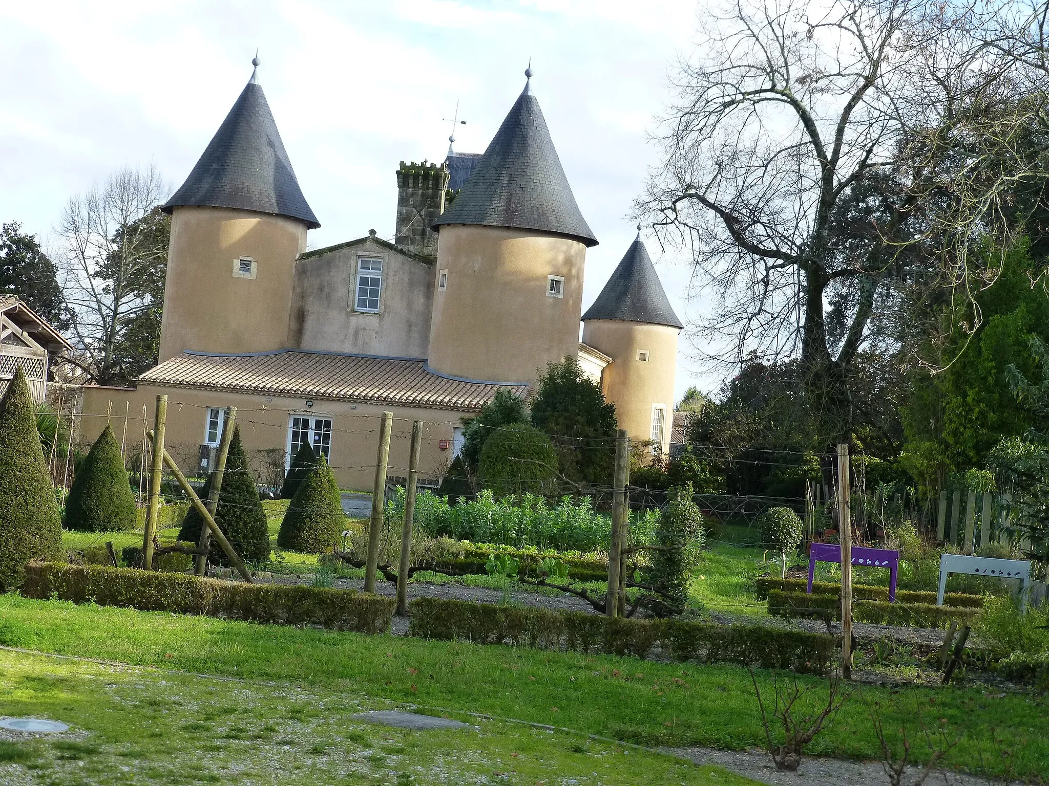 Photo showing: Eysines, Château Lescombes vu depuis le jardin pédagogique.