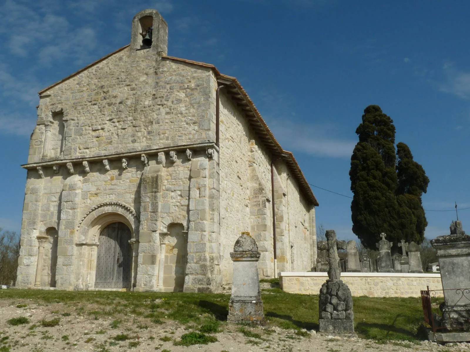 Photo showing: church of Bors, near Baignes, Charente, SW France