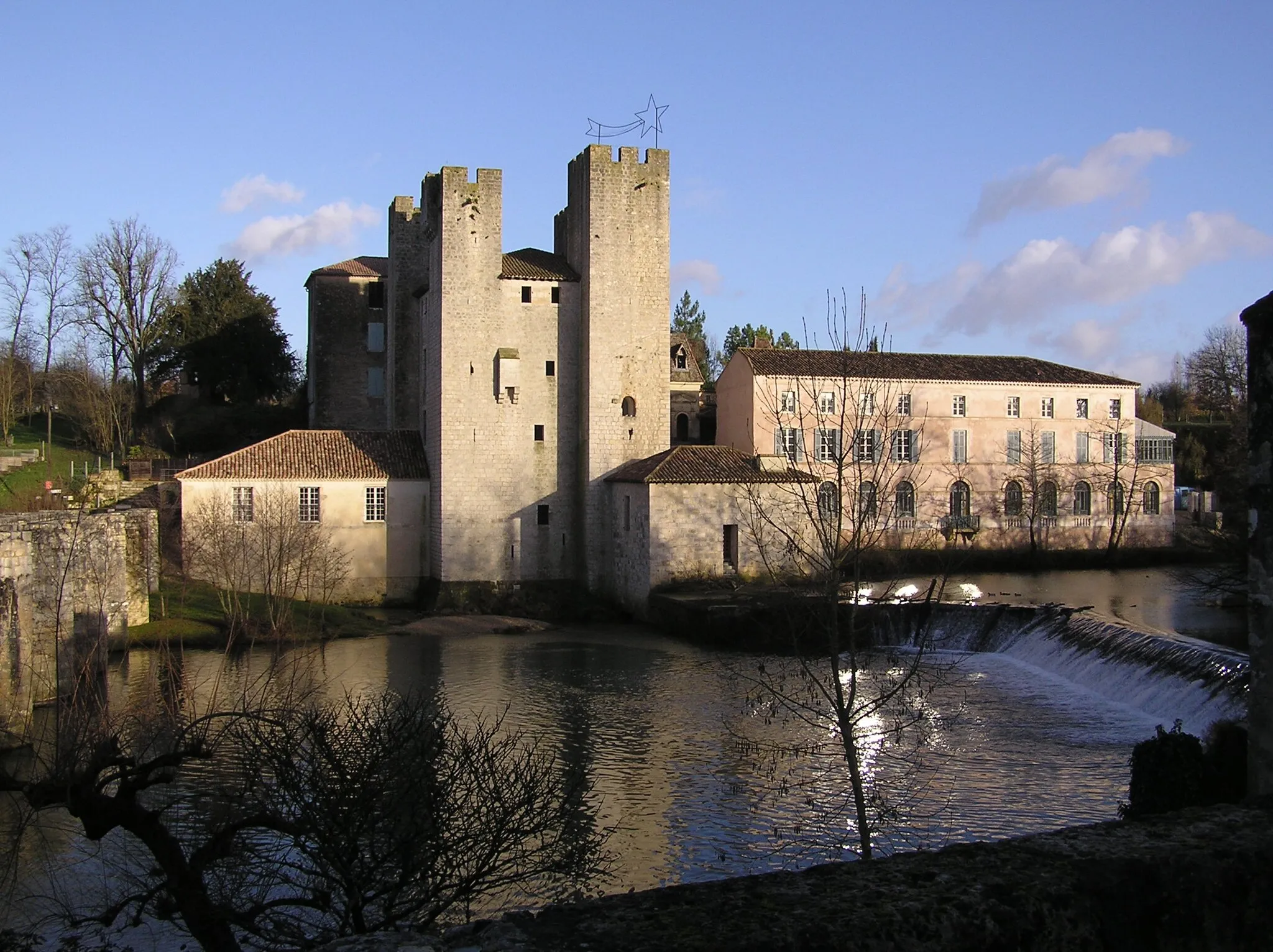 Photo showing: This building is classé au titre des monuments historiques de la France. It is indexed in the base Mérimée, a database of architectural heritage maintained by the French Ministry of Culture, under the reference PA00084197 .