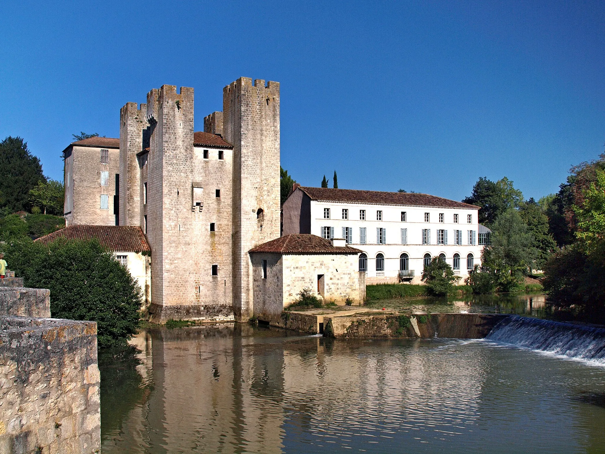 Photo showing: Barbaste, Lot-et-Garonne (France) - Le site du Moulin des Tours (moulin fortifié fin XIIIe s. et pont roman à dix arches du XIIe s.) classé Monument historique