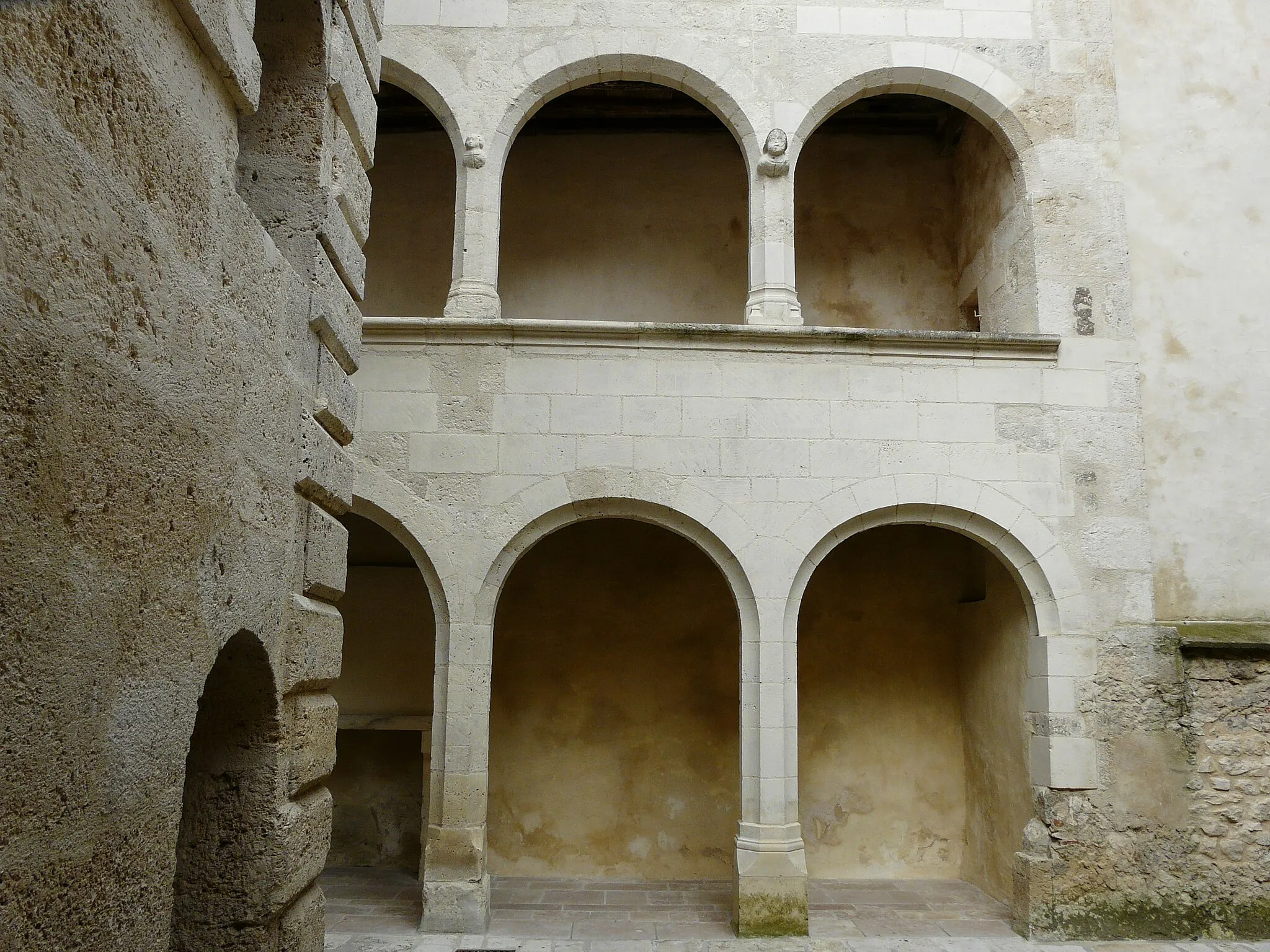 Photo showing: La cour de la maison des Conférences, côté rue des Conférences, Nérac, Lot-et-Garonne, France.