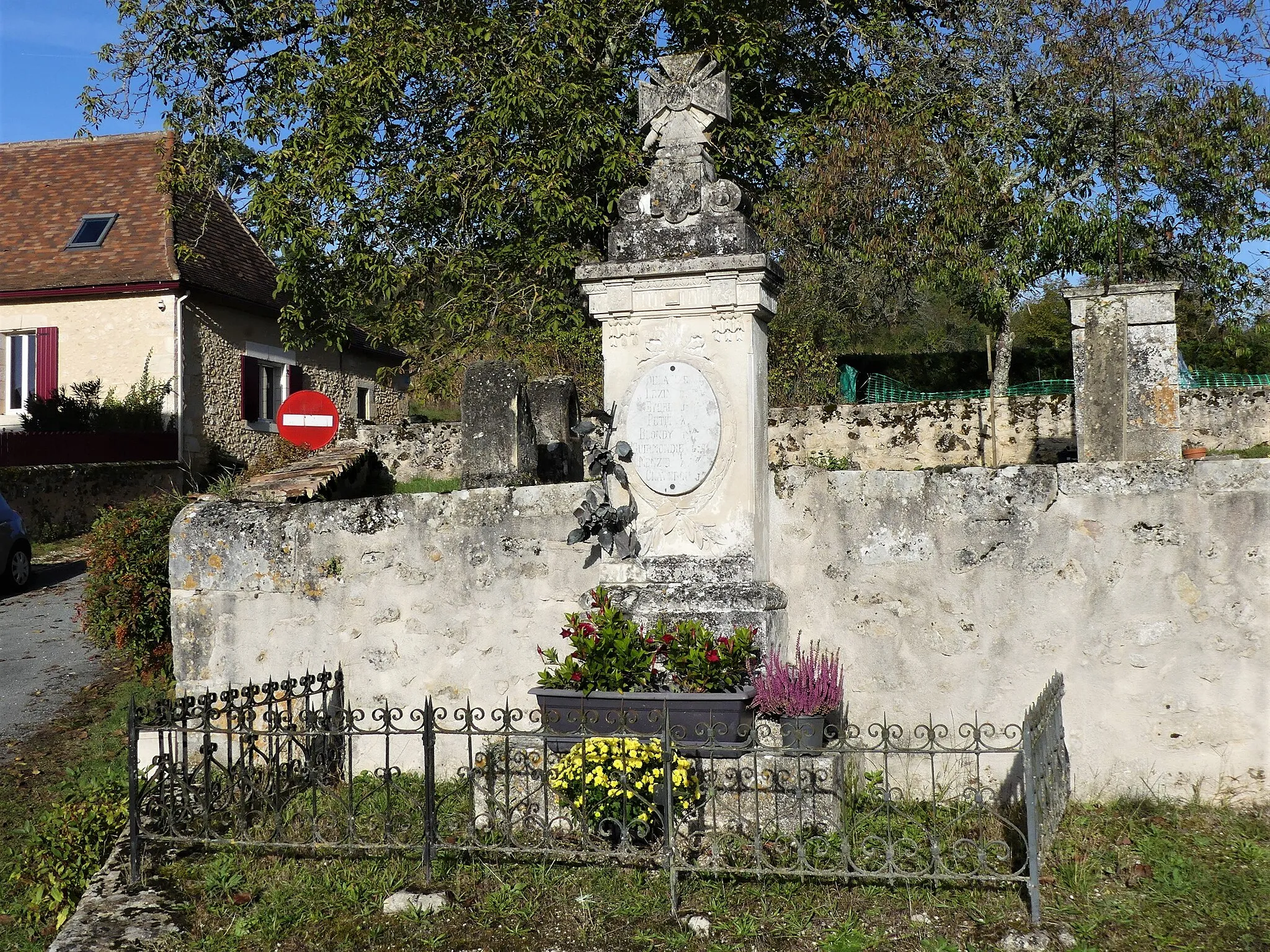 Photo showing: Le monument aux morts, Laveyssière, Dordogne, France.