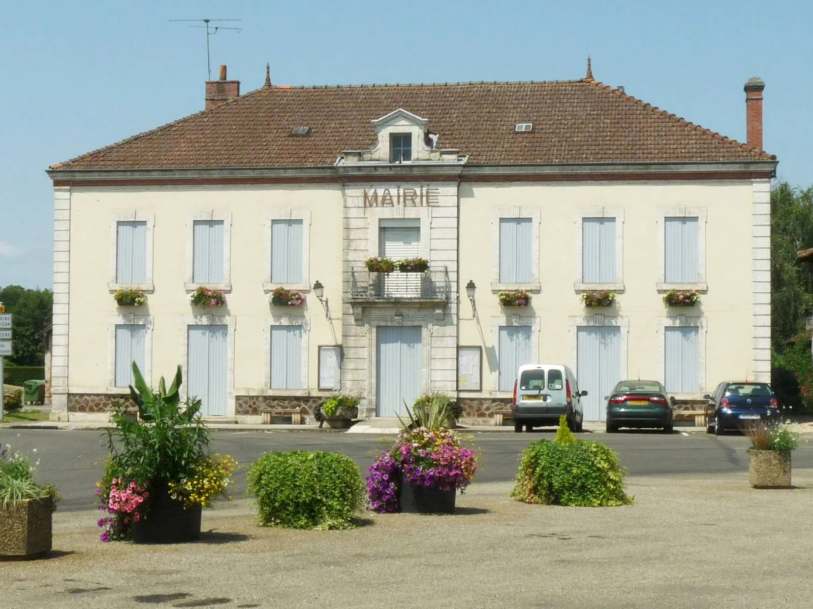 Photo showing: town hall