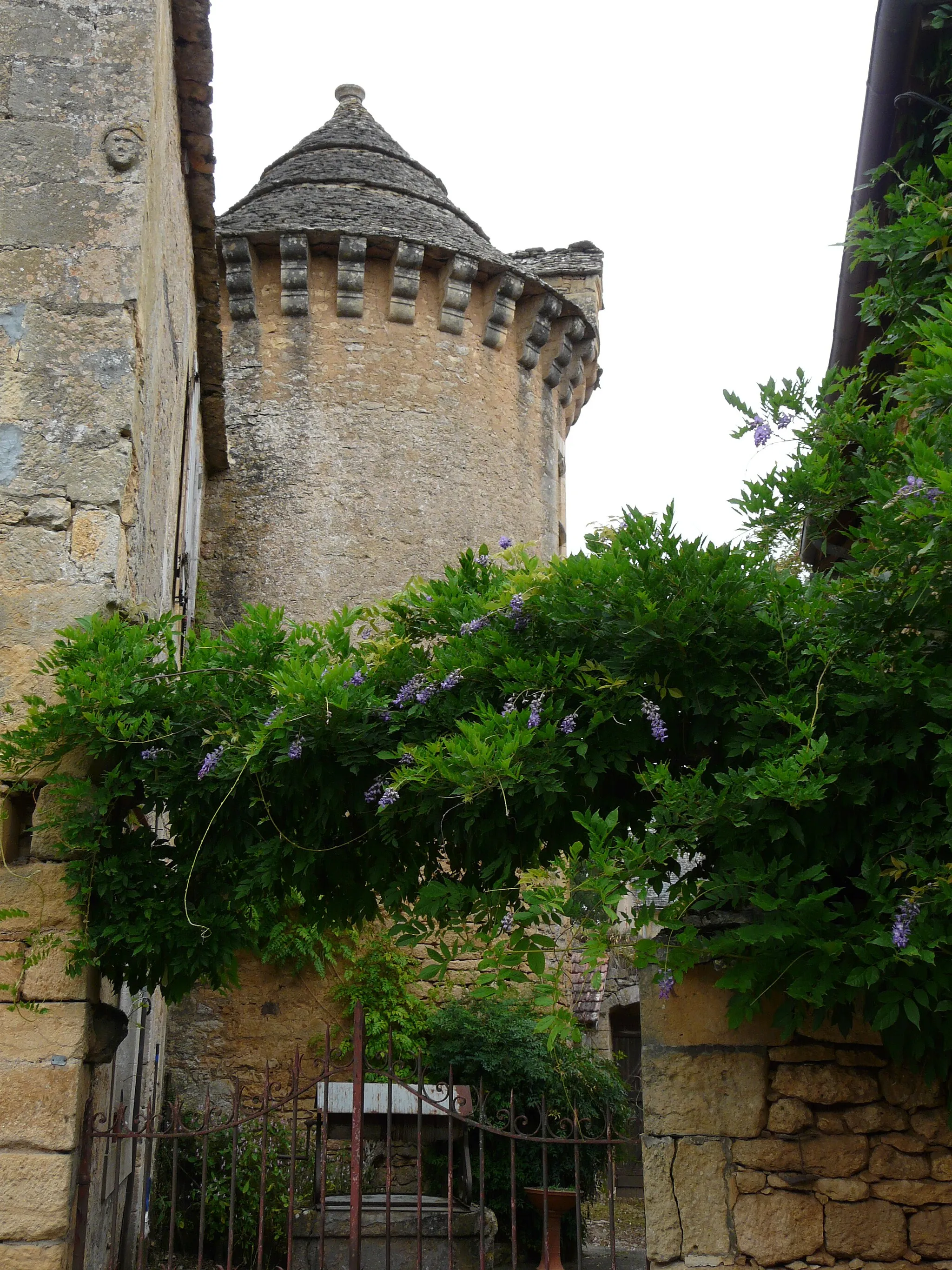 Photo showing: This building is inscrit au titre des monuments historiques de la France. It is indexed in the base Mérimée, a database of architectural heritage maintained by the French Ministry of Culture, under the reference PA00083002 .