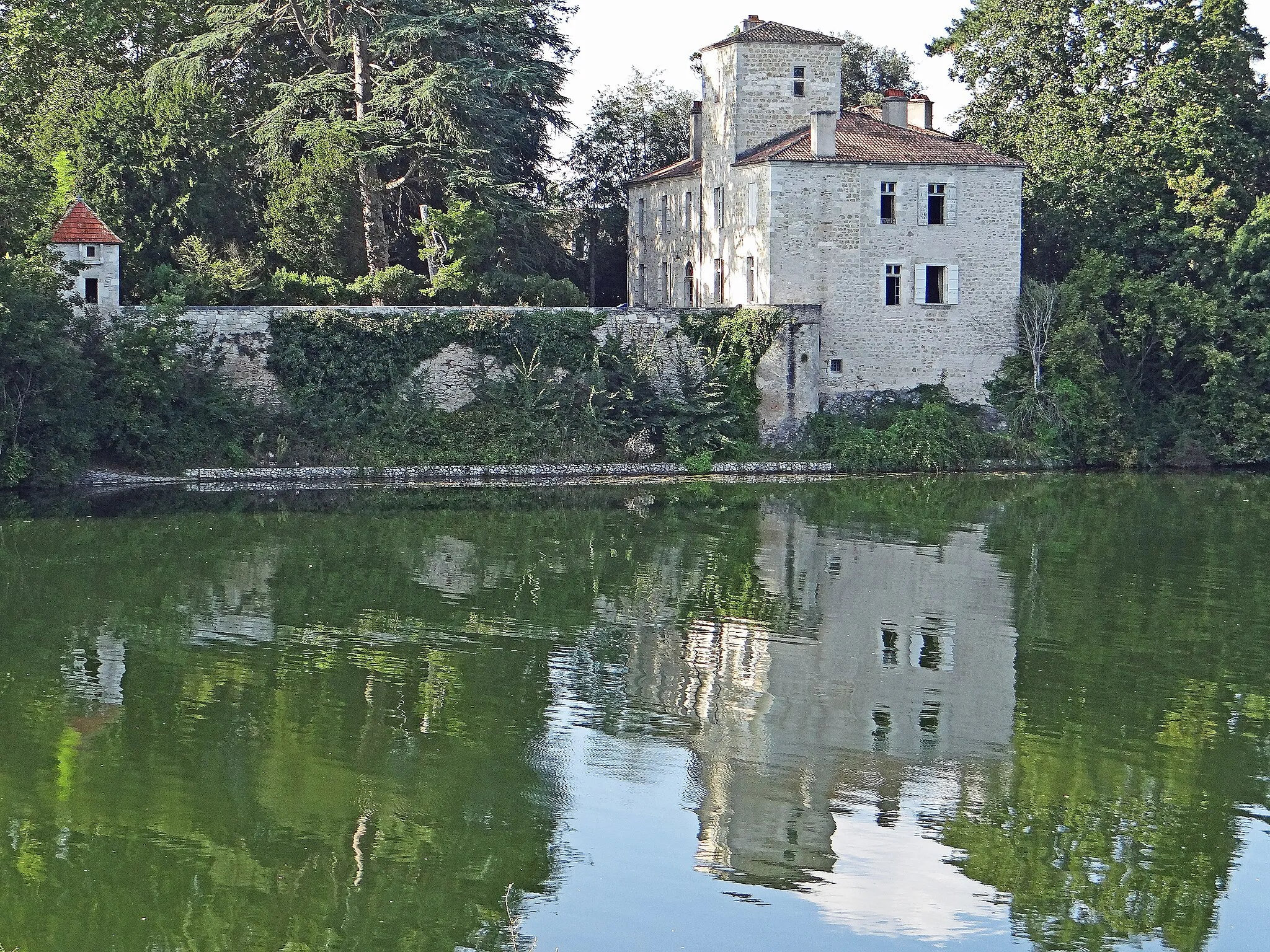 Photo showing: This building is indexed in the base Mérimée, a database of architectural heritage maintained by the French Ministry of Culture, under the reference PA00084244 .