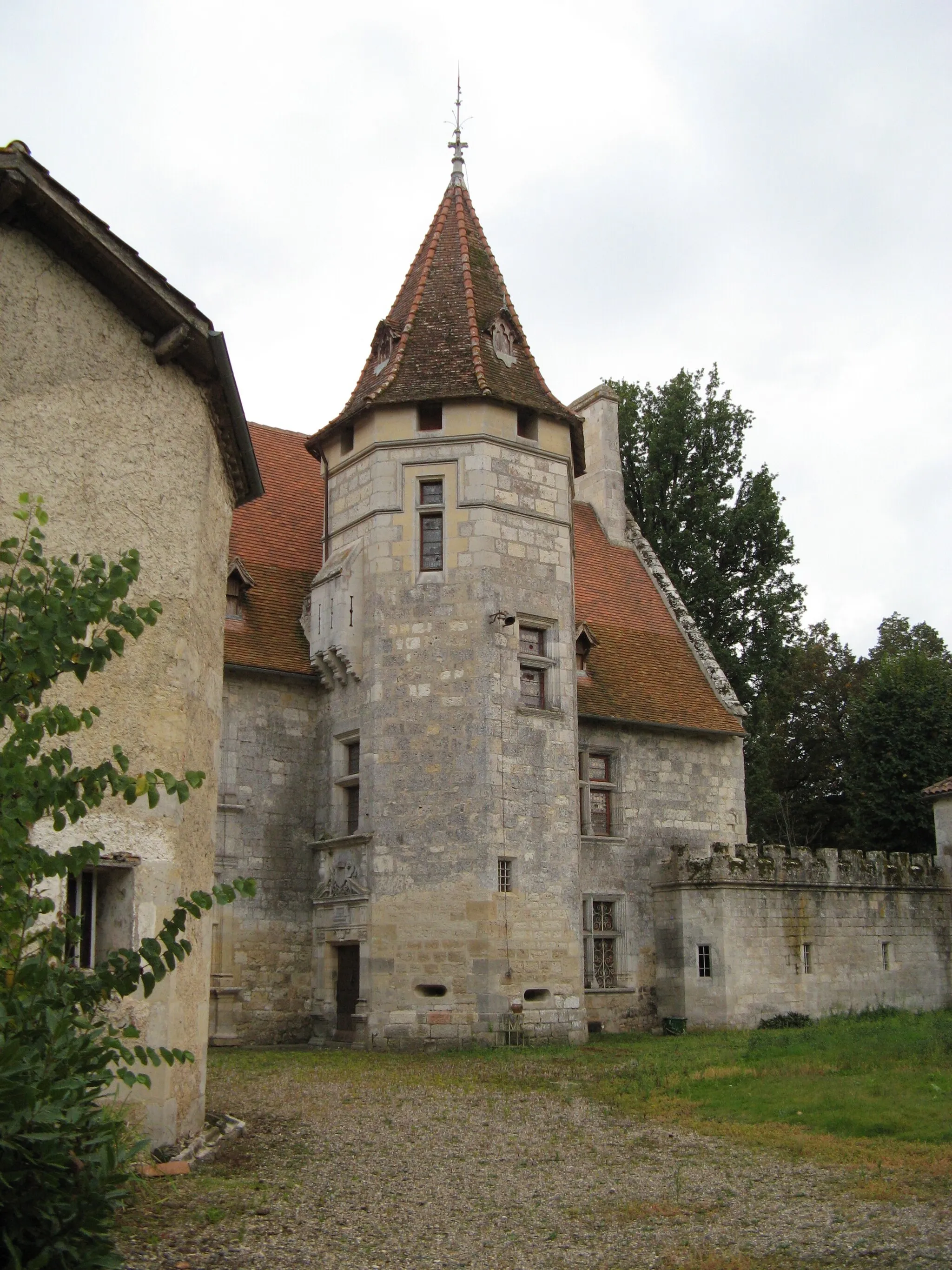 Photo showing: This building is indexed in the base Mérimée, a database of architectural heritage maintained by the French Ministry of Culture, under the reference PA00084155 .