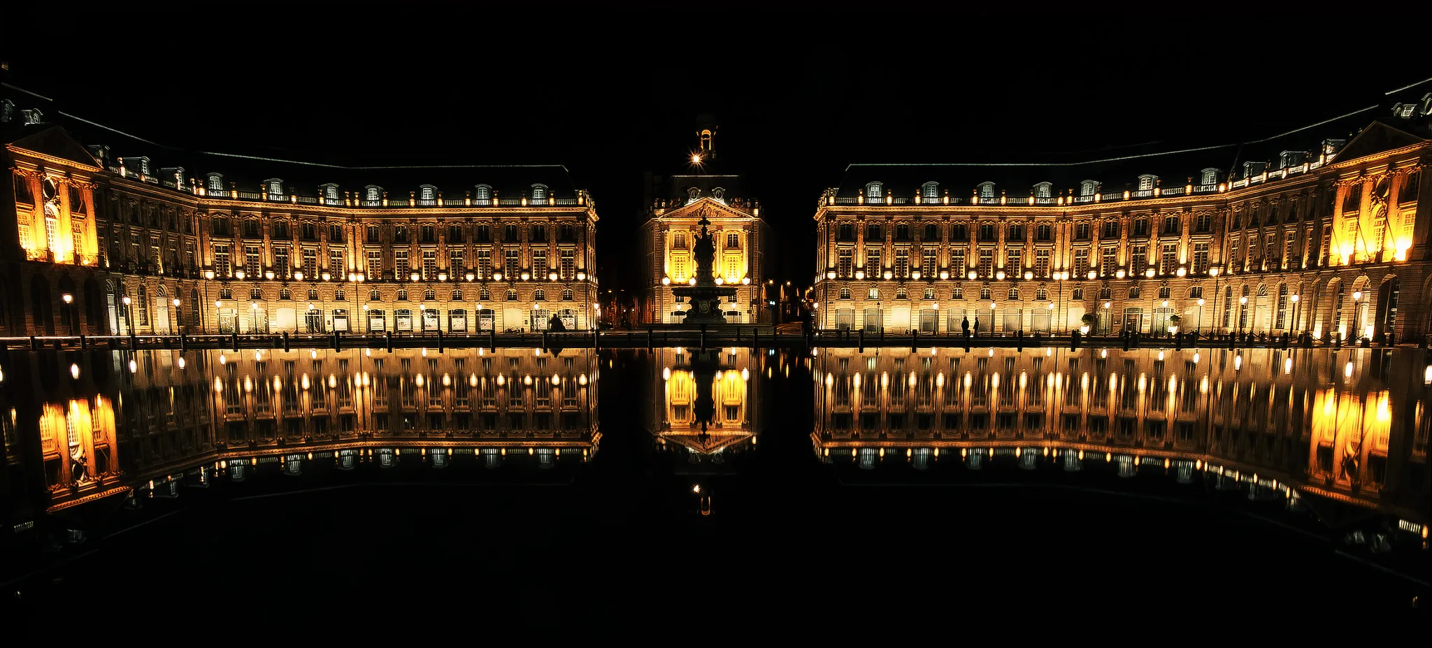 Photo showing: 500px provided description: The Miroir d'eau   in Bordeaux is the world's largest reflecting pool, covering 3,450 square metres (37,100 sq ft). Located on the quay of the Garonne in front of the Place de la Bourse, it was built in 2006.

It is made of granite slabs covered by 2 cm of water []