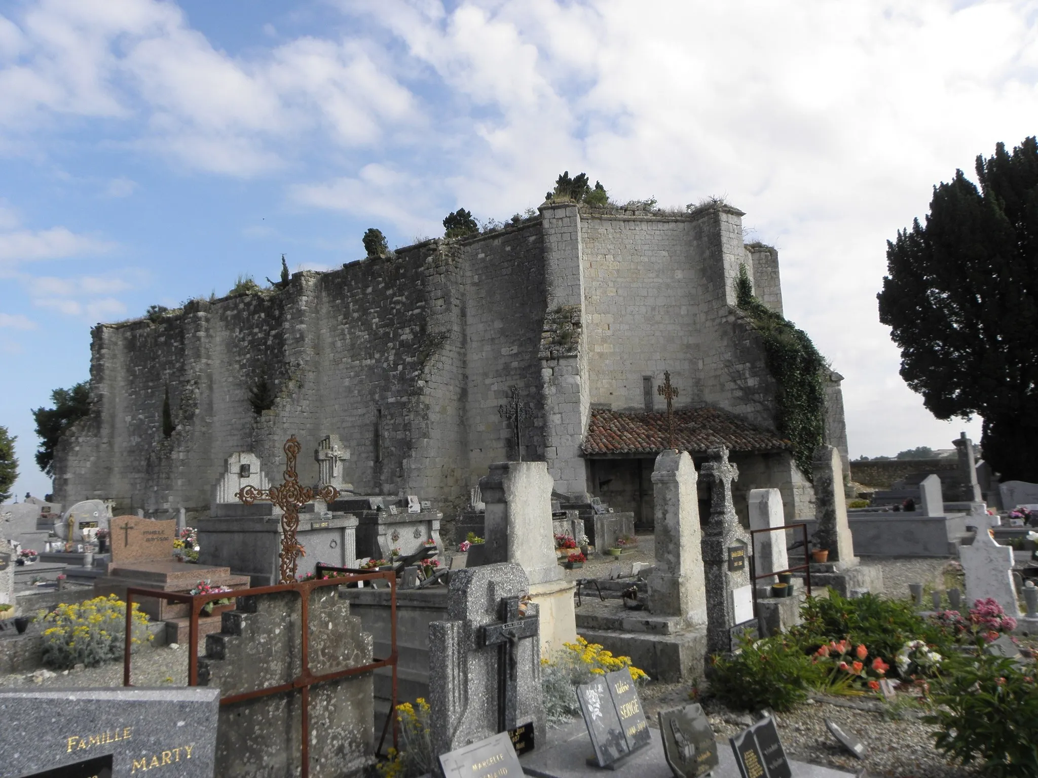 Photo showing: Église Saint-Pierre-de-Cazeaux, sise commune de Laplume (47=) chevet et flanc méridional.