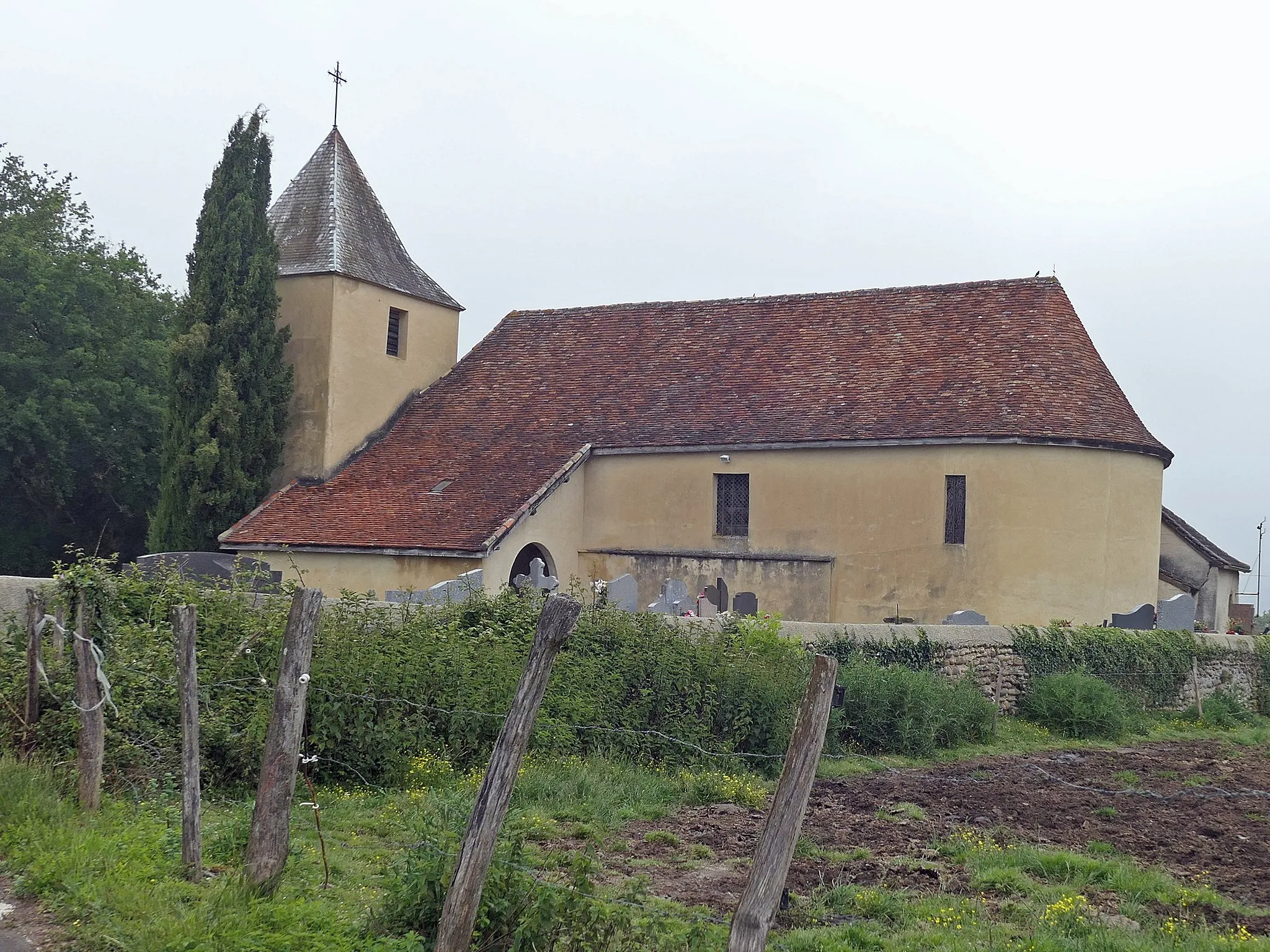 Photo showing: Nef rectangulaire couverte en tuiles.  tour carrée surmontée d'un clocher pyramidale couvert en ardoises