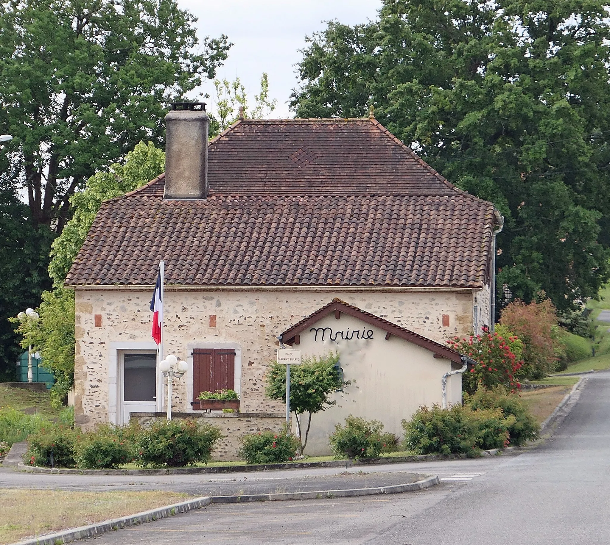 Photo showing: Petite mairie couverte en tuiles, soigneusement entretenue