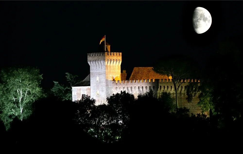 Photo showing: Night view of the castle.