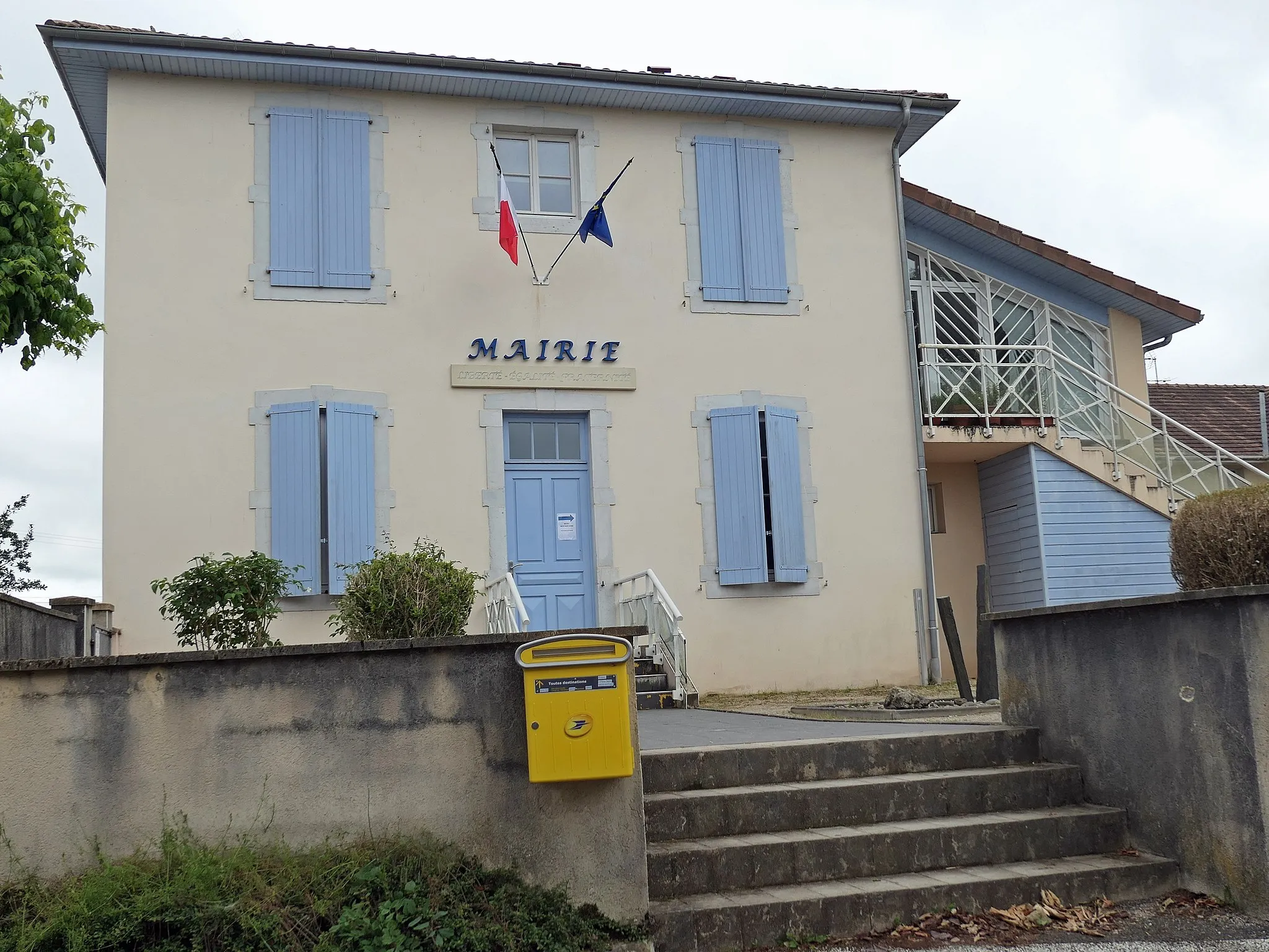 Photo showing: Mairie avec un étage dans une maison blanche aux volets peints en bleu-clair