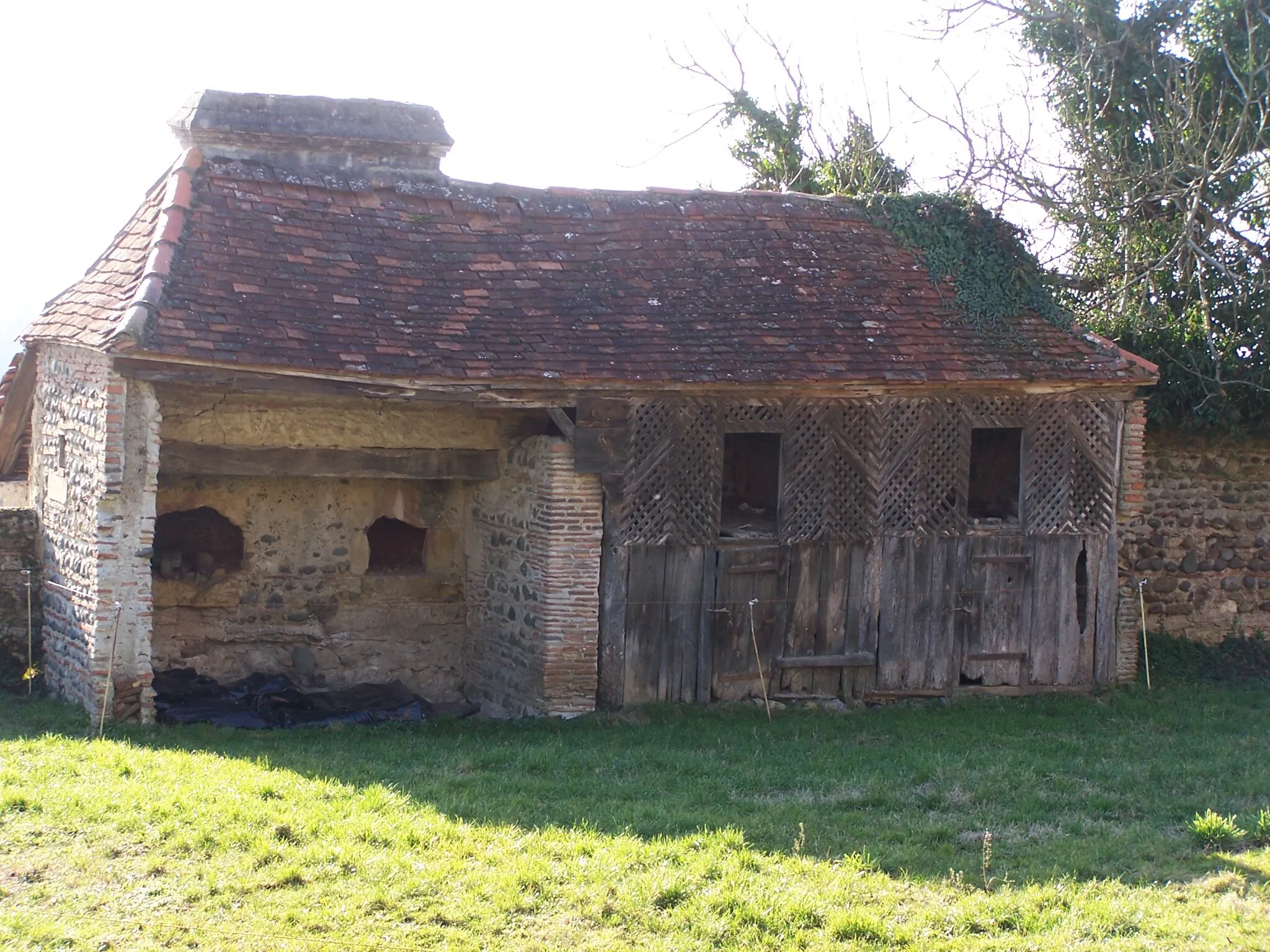 Photo showing: Urdès (communauté de communes de Lacq, Pyrénées-Atlantiques), four ancien.

Old oven.