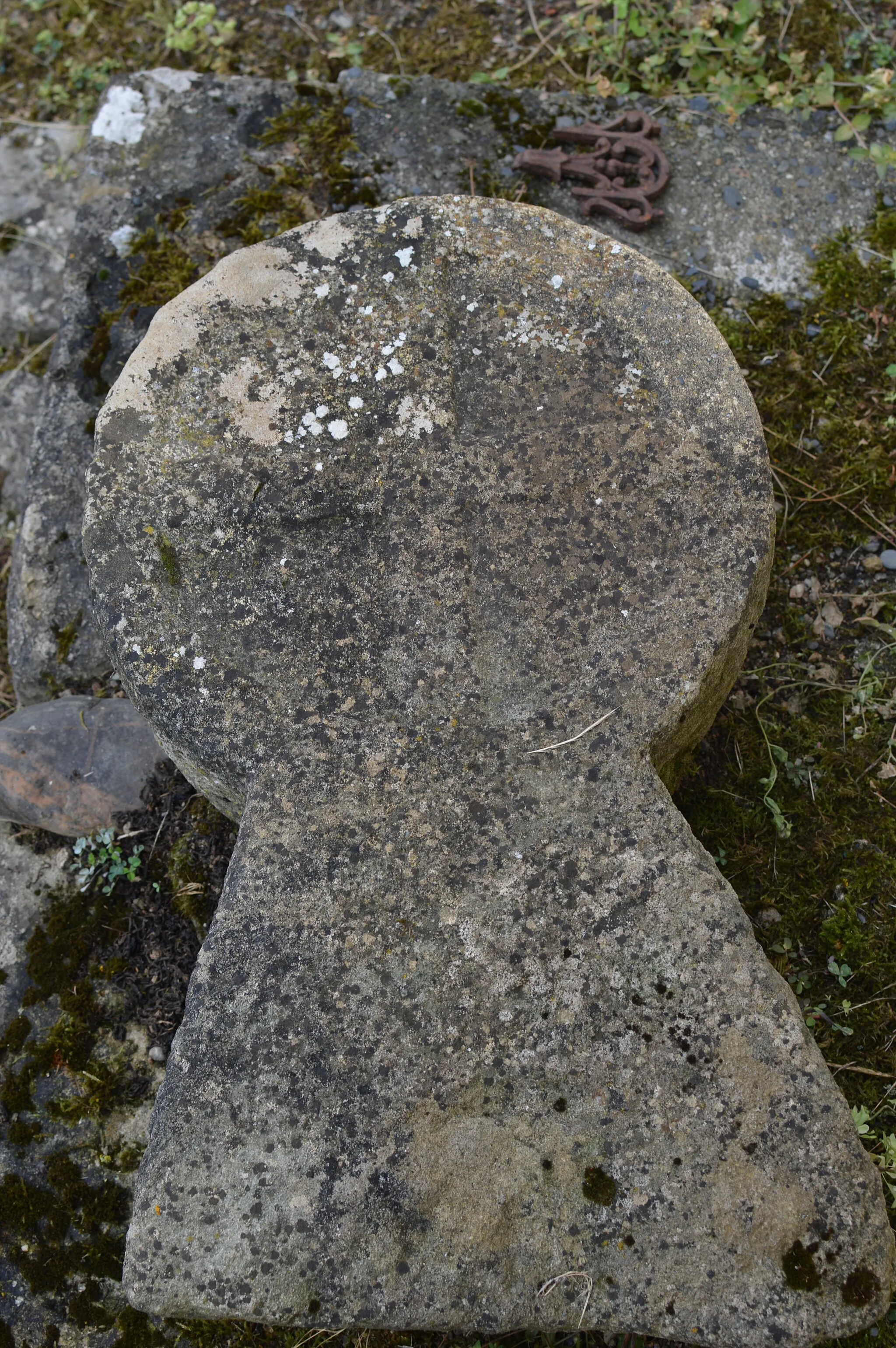 Photo showing: Ce type de stèle est un monument funéraire. Orientées ver l'est, elles se trouvent souvent en Gascogne depuis plus de 1000 ans. Elles sont encore plus  nombreuses au Pays Basque. Parfois des symboles du métier du défunt, étaient sculptés sur la stèle.