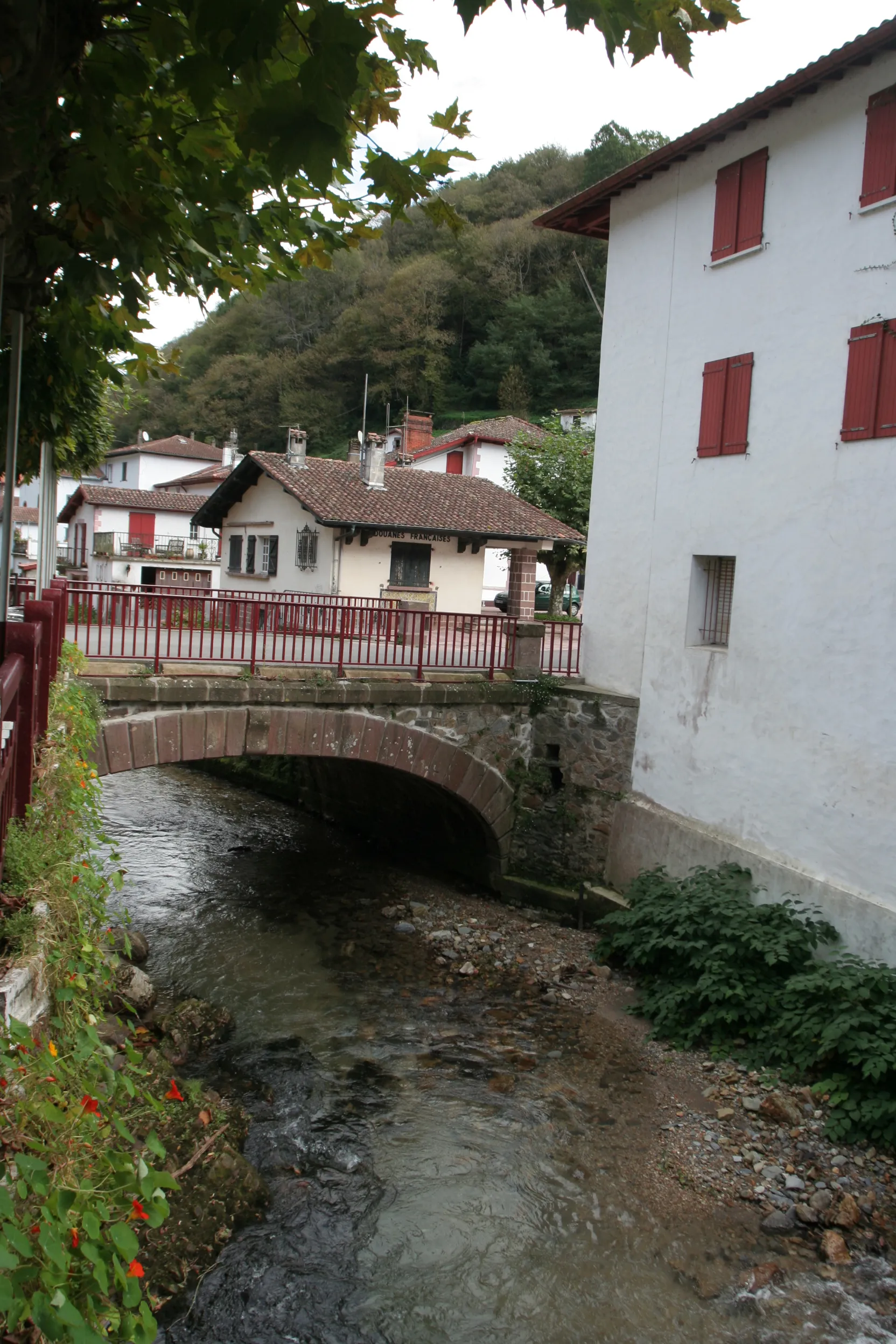 Photo showing: bridge over the Luzaide river, on the border between Spain (left) and France (right)