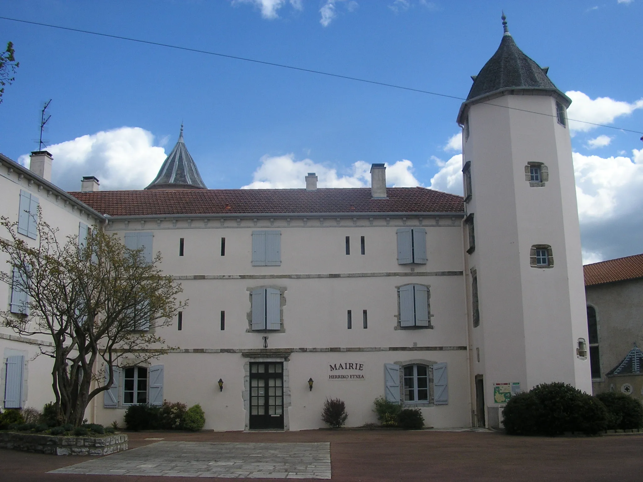 Photo showing: Façade Nord du Château de 'Salha' situé au bourd de Bardos.