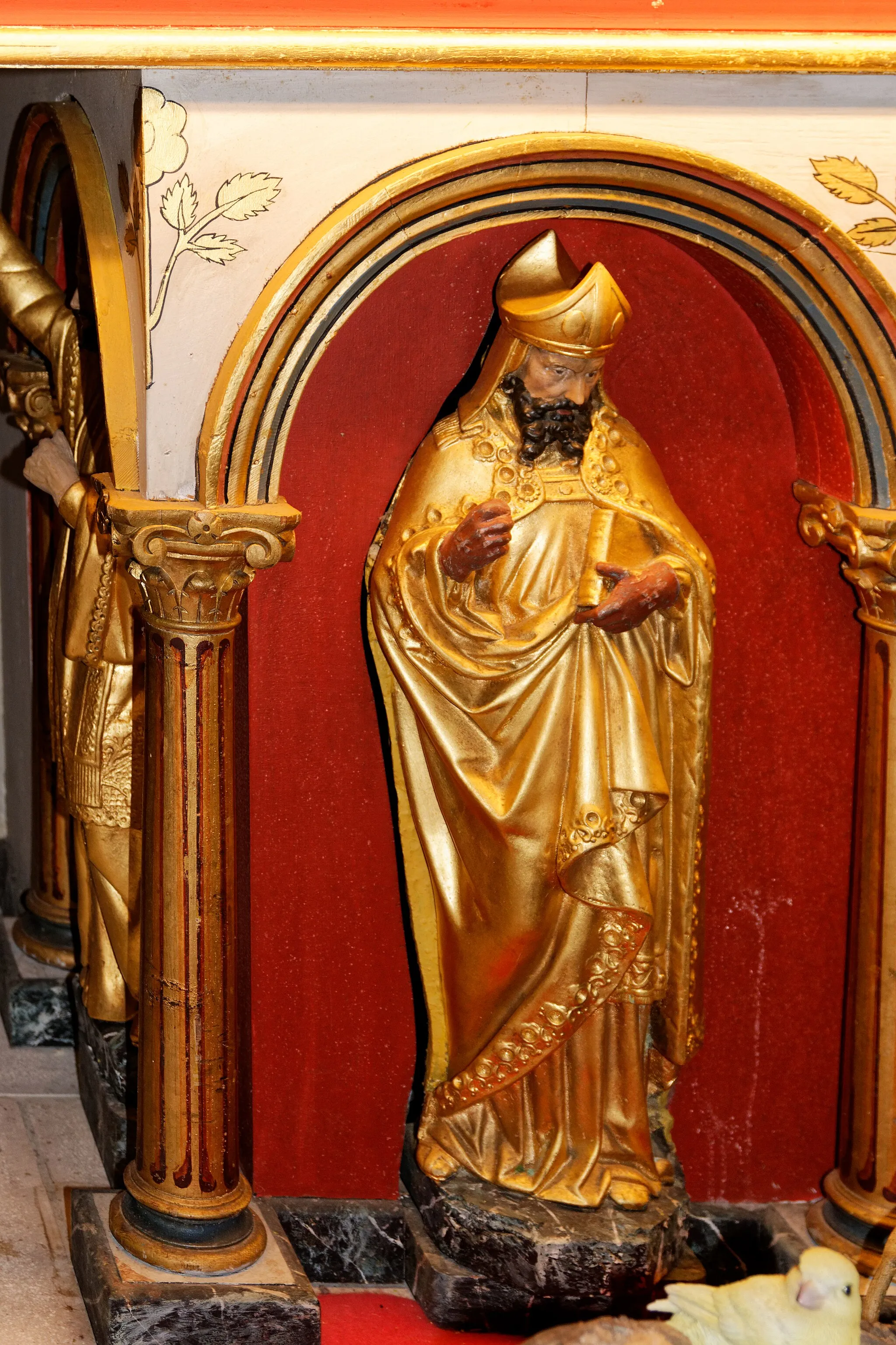 Photo showing: Leon of Carentan, statue decorating one of the niches of the high altar.