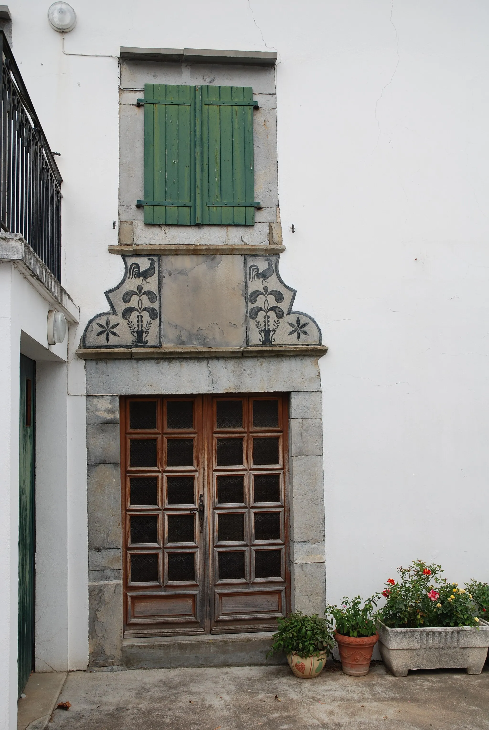 Photo showing: Iholdy, porte au linteau sculpté