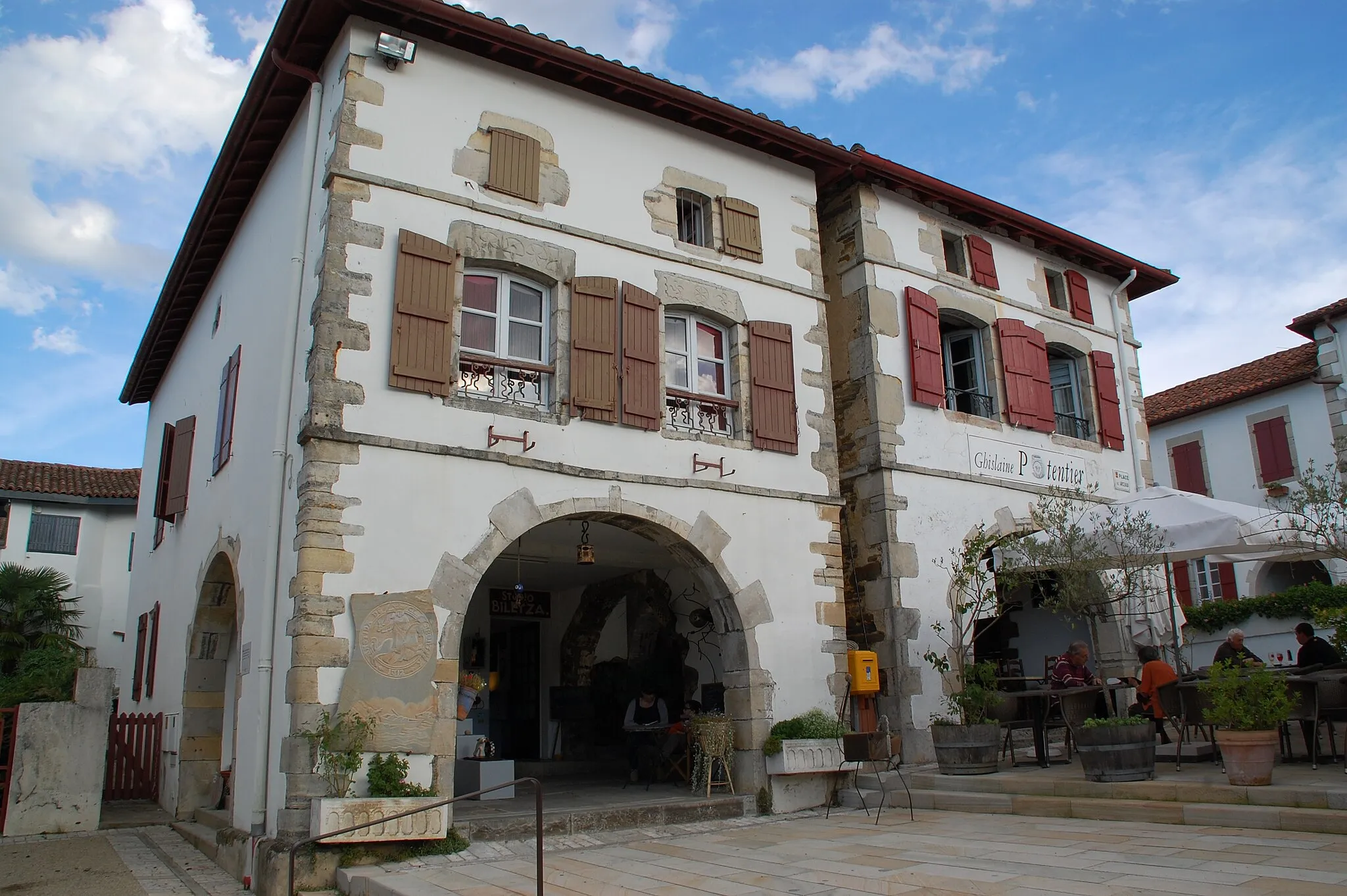 Photo showing: Place des arceaux (southward)