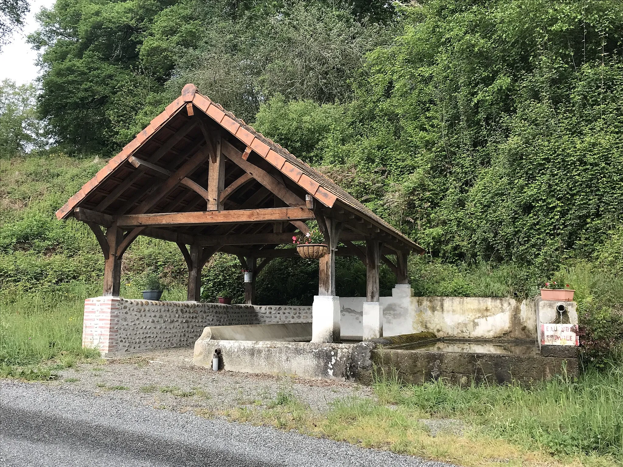 Photo showing: Lalongue (64, France), washing house of the village on the road down from the village to Gayon