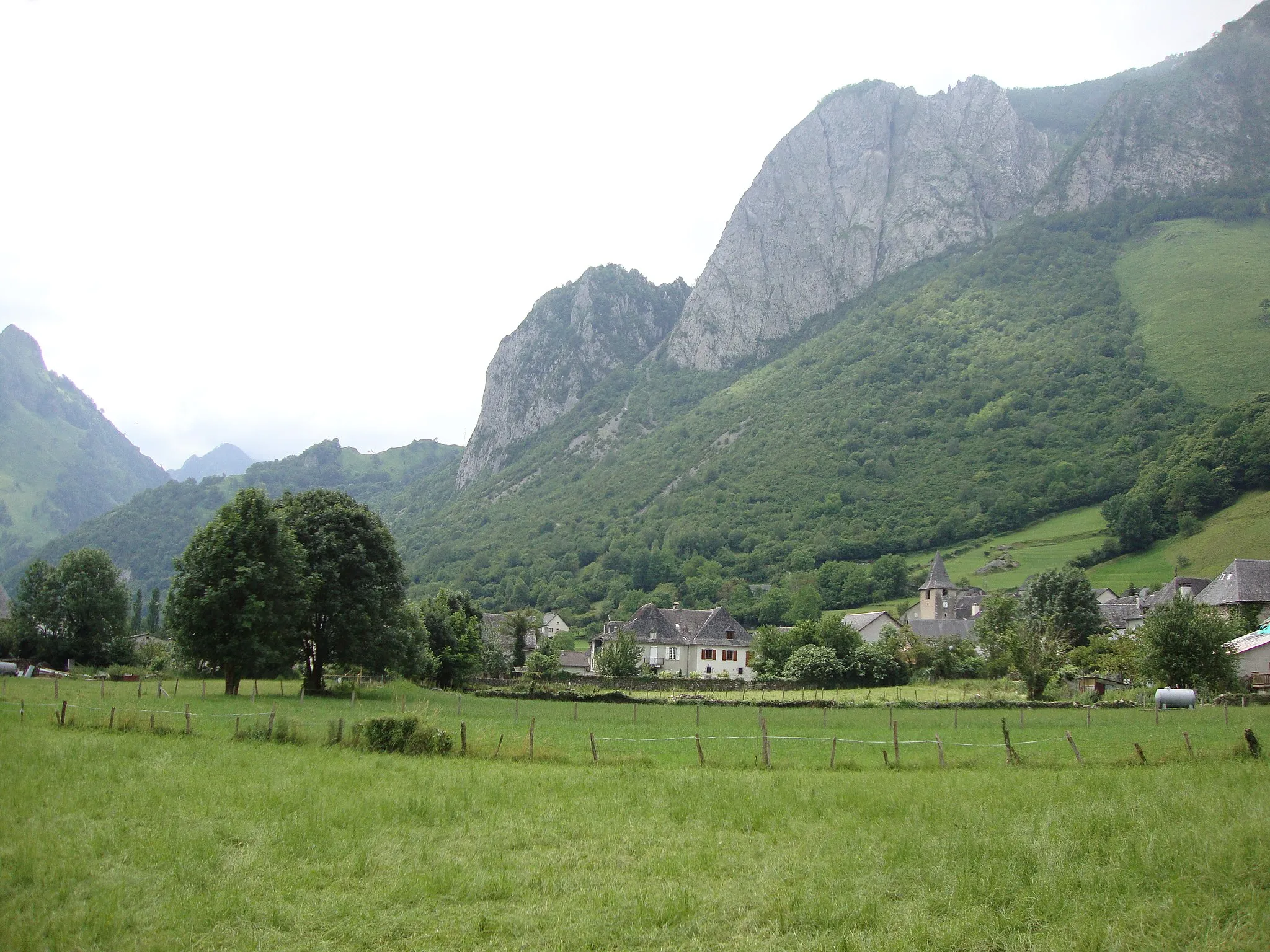 Photo showing: Lées (Lées-Athas, Pyr-Atl, Fr) a village view.