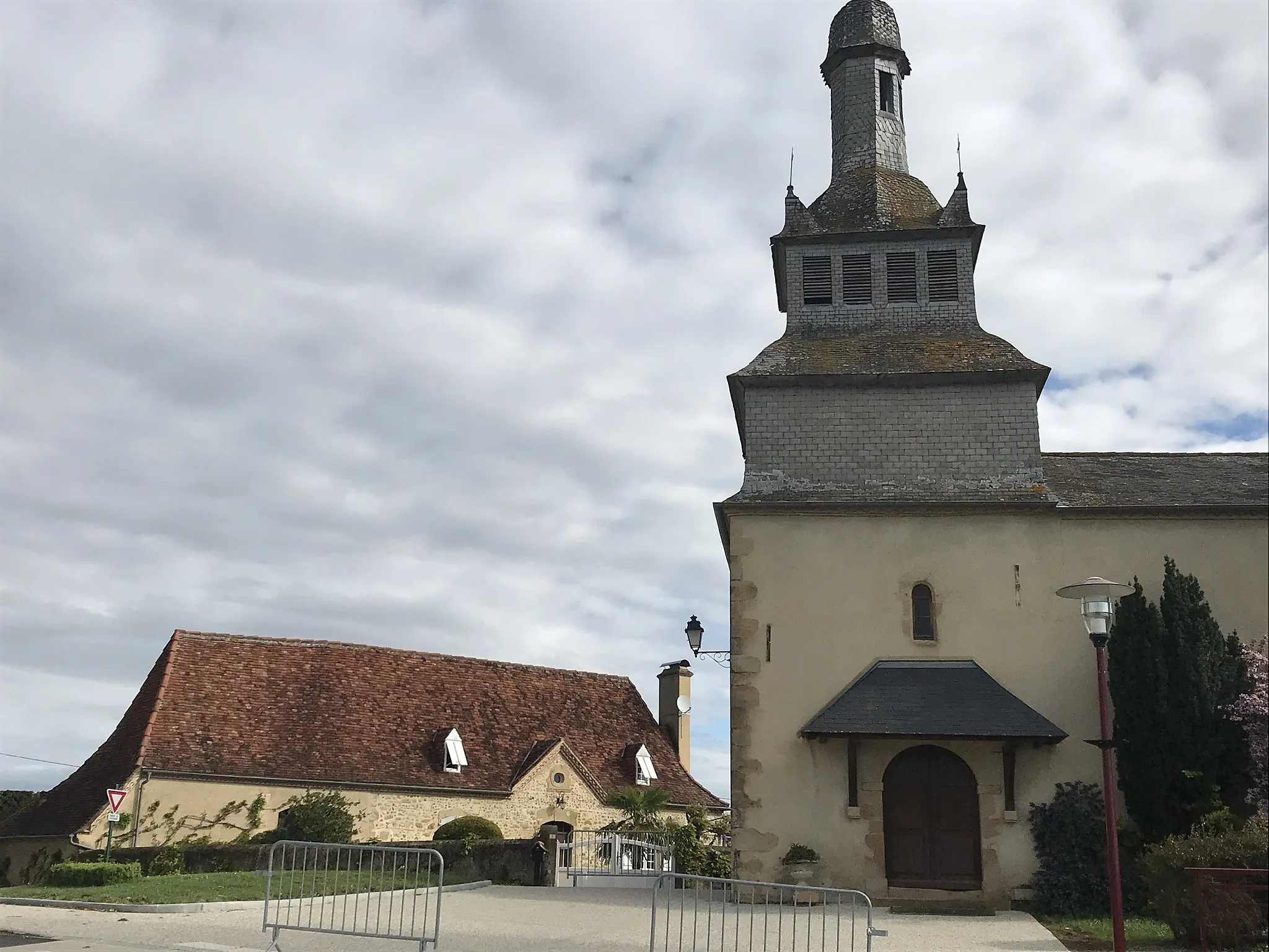 Photo showing: Centre of Vialer (64, France) with its church