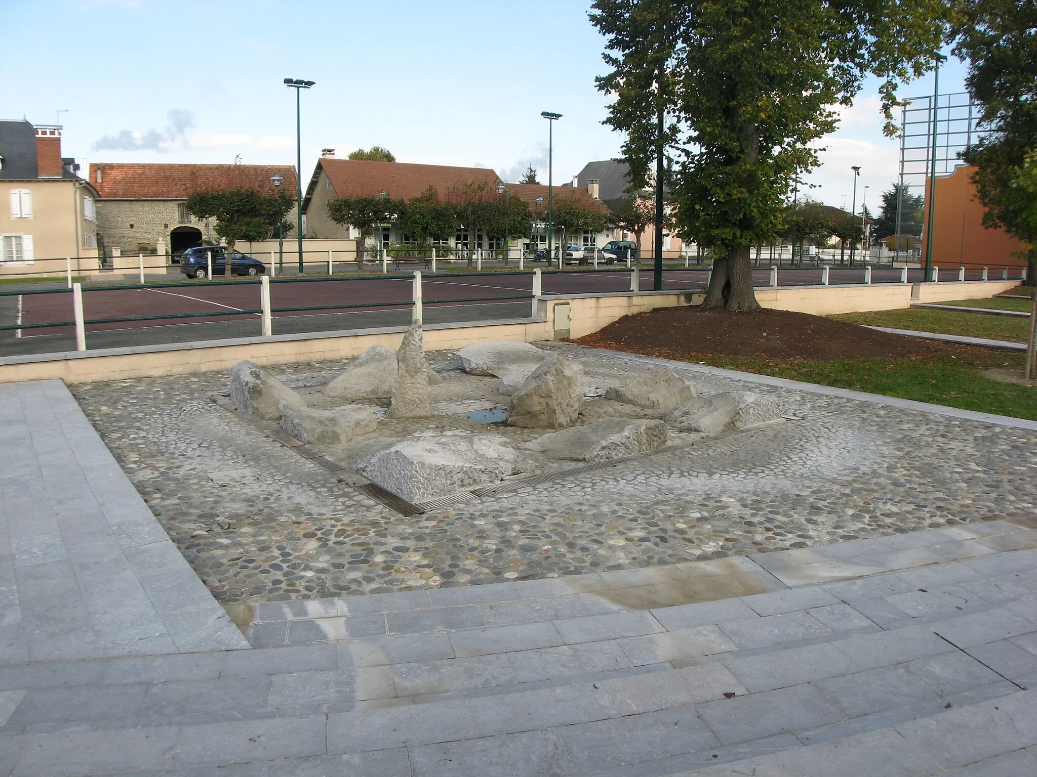 Photo showing: Vue des abords du fronton de Pardies (Pyrénées-Atlantiques) Pyrénées).