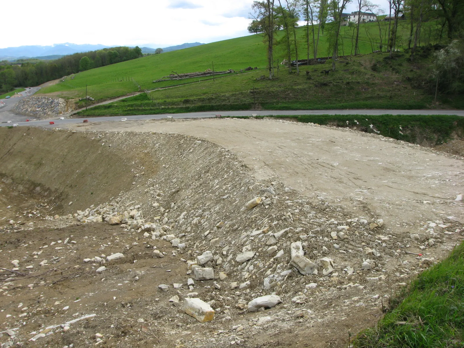 Photo showing: Travaux sur la D9 (Ledeuix-Cardesse (Pyrénées-Atlantiques) (Pyrénées).