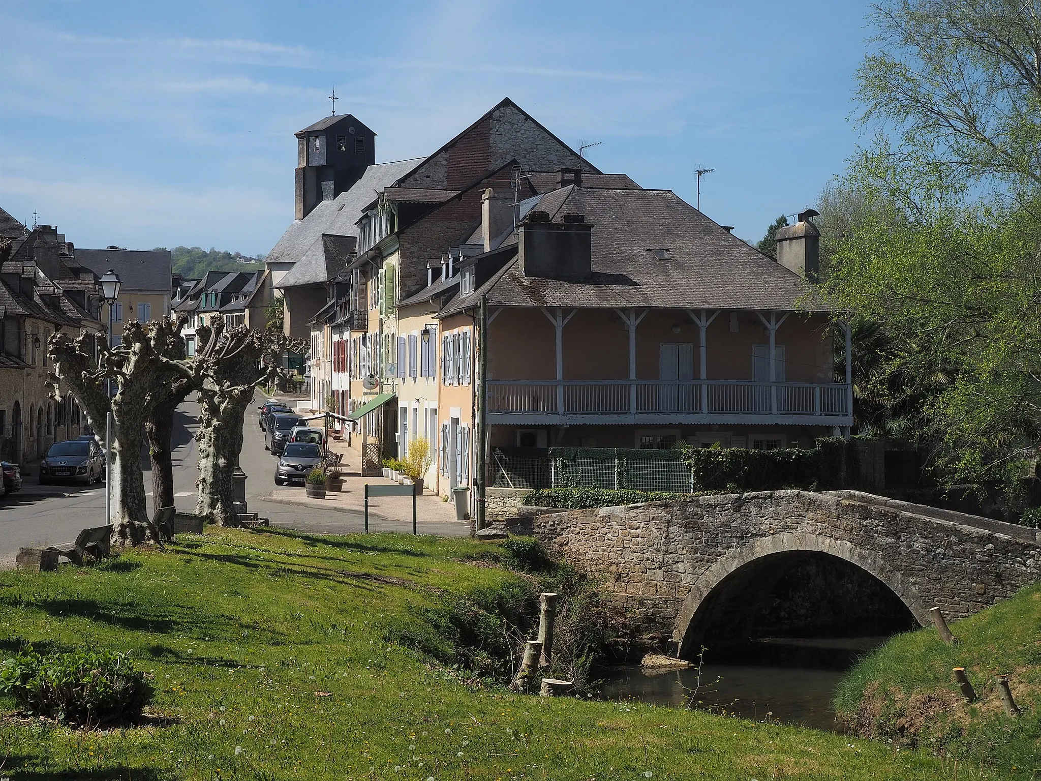 Photo showing: Le village de Lasseube, en Béarn.