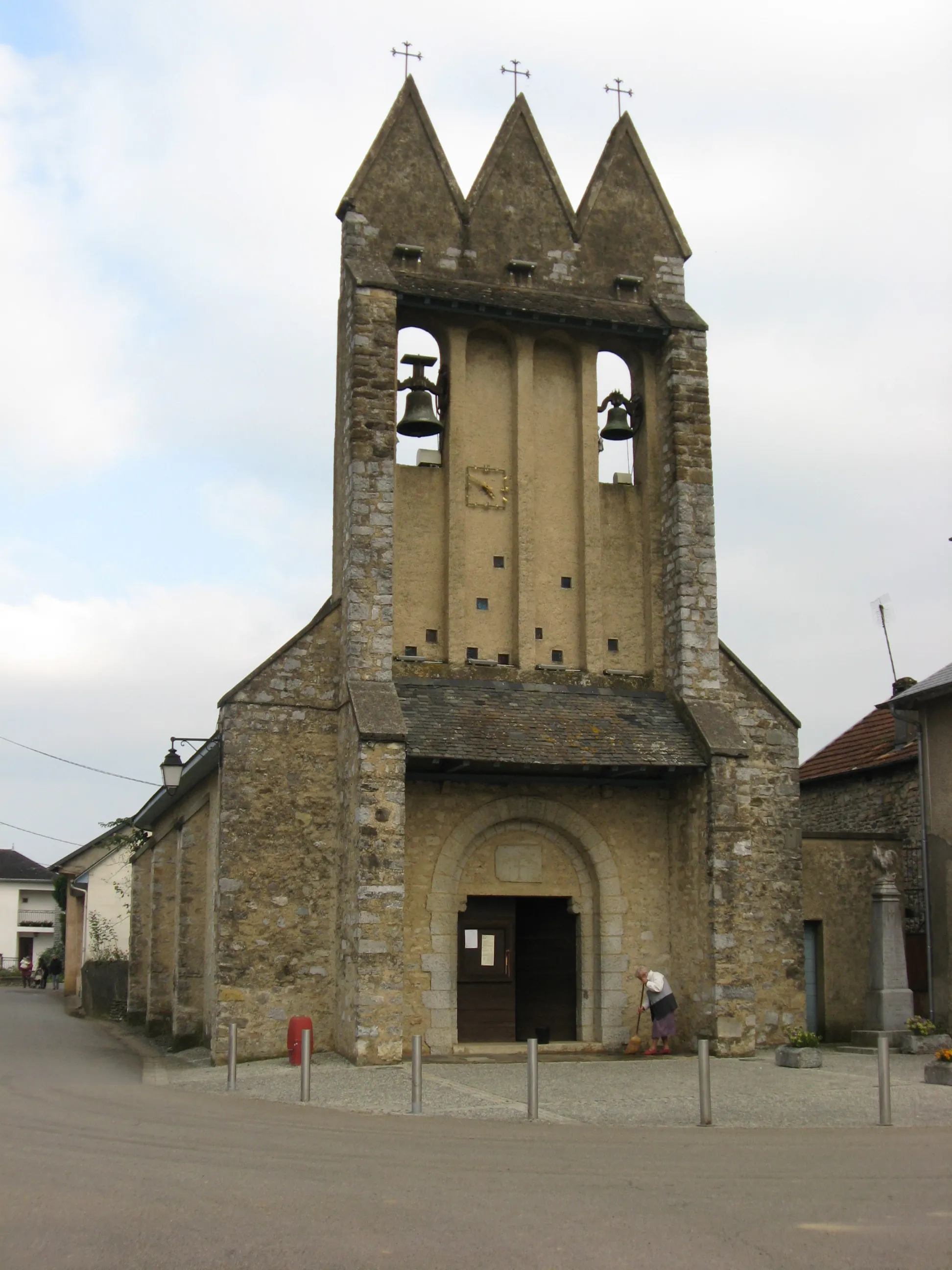 Photo showing: Eglise trinitéenne d'Agnos (Pyrénées Atlantiques).