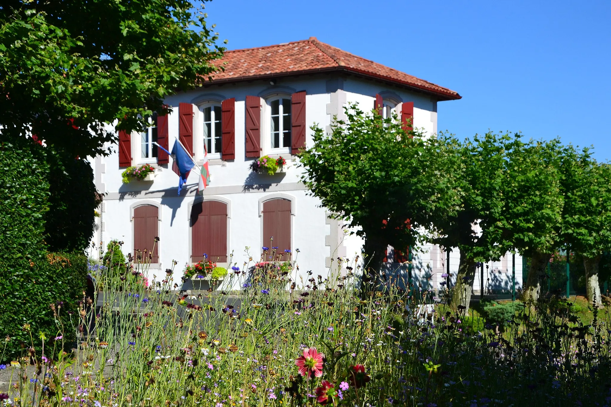 Photo showing: Photographie de la mairie de Bassussarry depuis une rue adjacente à l'été 2019.