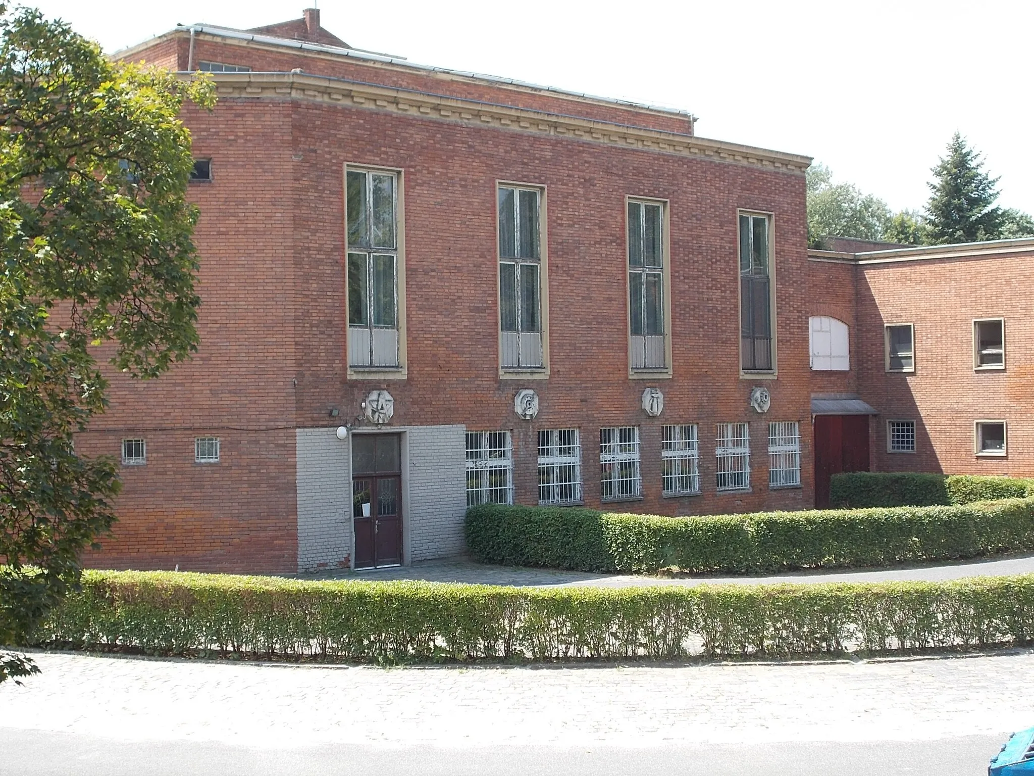 Photo showing: : Built to ~School of Industrial Learners in 1953, planned by Gyula Rimanóczy. Now Győri Technical Vocational Training Center  Lukács Sándor Mechatronic and Mechanical Elementary School, Secondary School and its Student Housing. - Gyárváros neighborhood, Győr, Győr-Moson-Sopron County, Hungary.