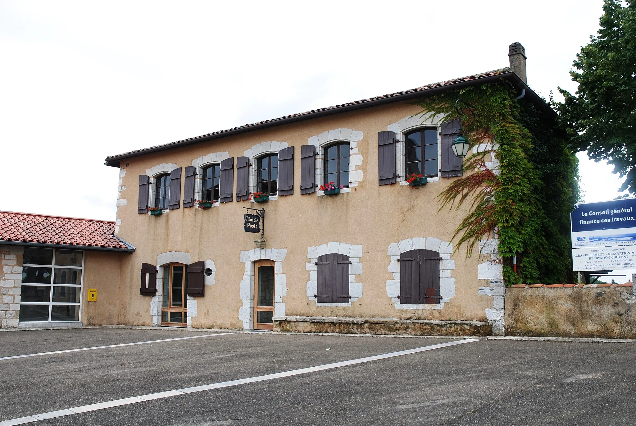 Photo showing: Lahonce, la mairie, qui fait partie de l'ensemble constitué par l'abbaye de chanoines de Prémontré, actuellement église paroissiale de l'Assomption-de-la-Bienheureuse-Vierge-Marie et mairie.