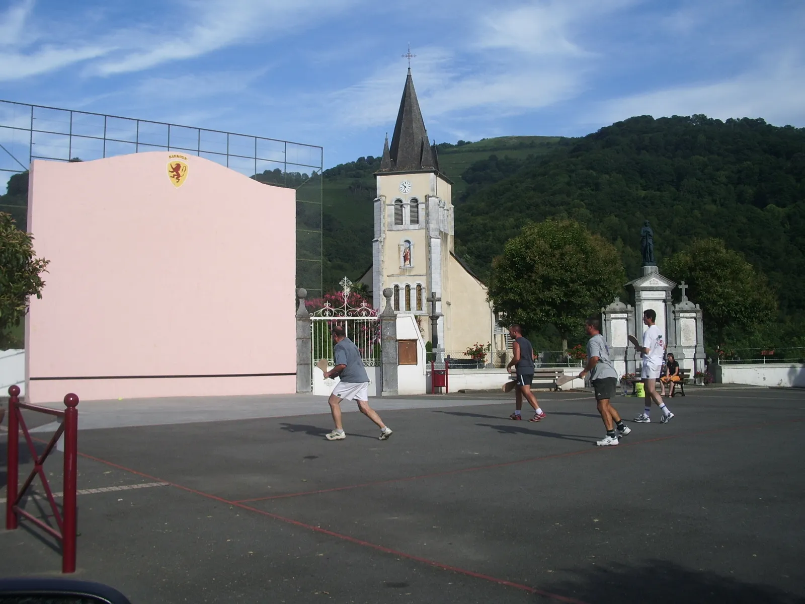 Photo showing: Church and Pelota Court in Barkoxe, Soule