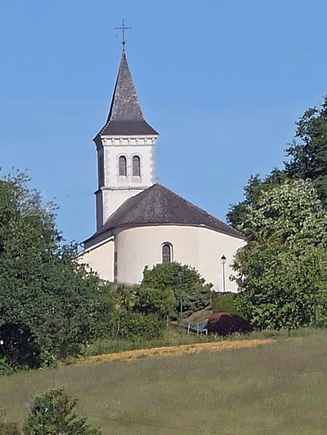 Photo showing: Eglise claire, chevet semi-circulaire, clocher flèche