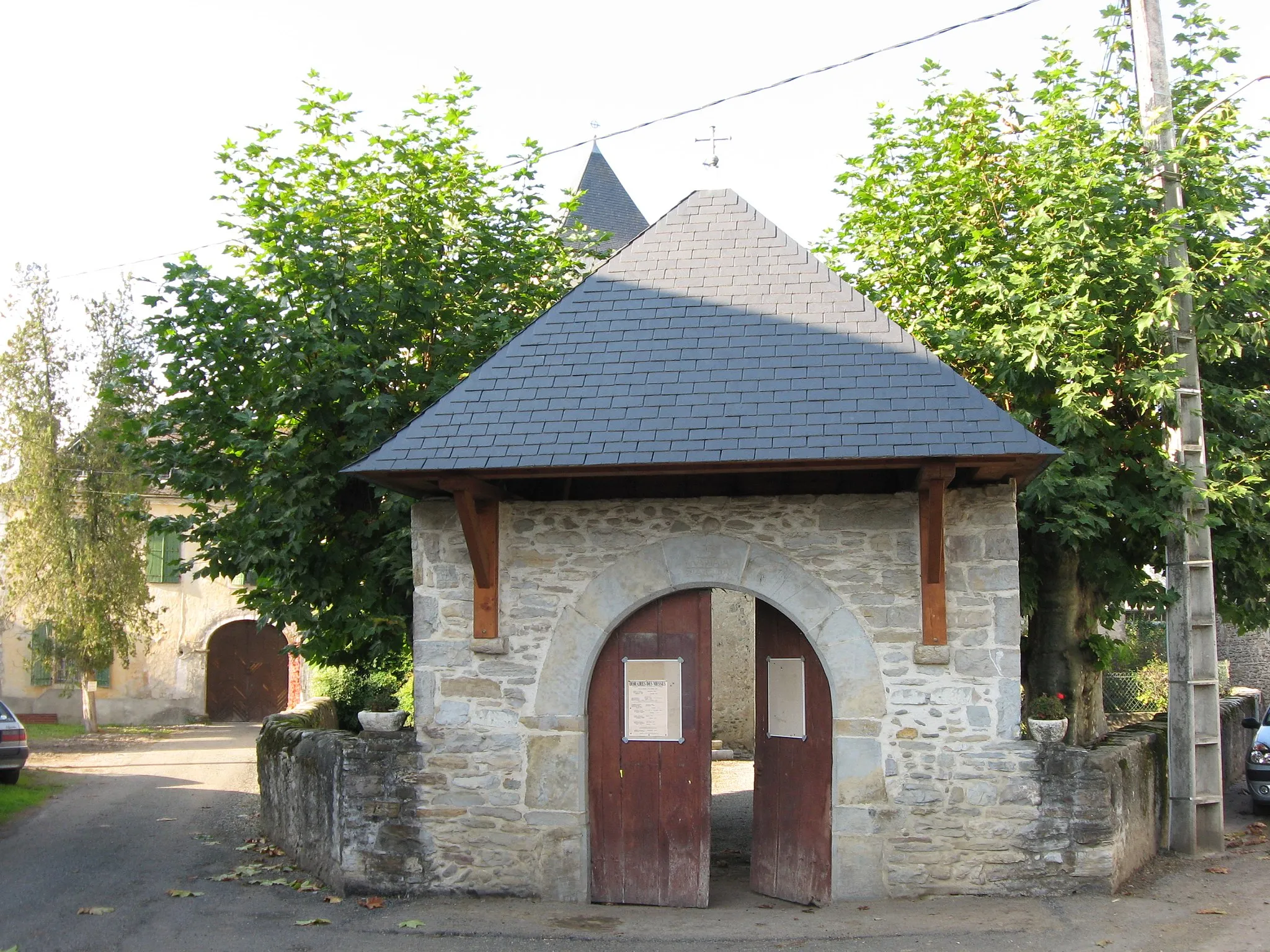 Photo showing: Vue de l'entrée de l'enceinte de l'église de Verdets (Pyrénées Atlantiques) Pyrénées).
