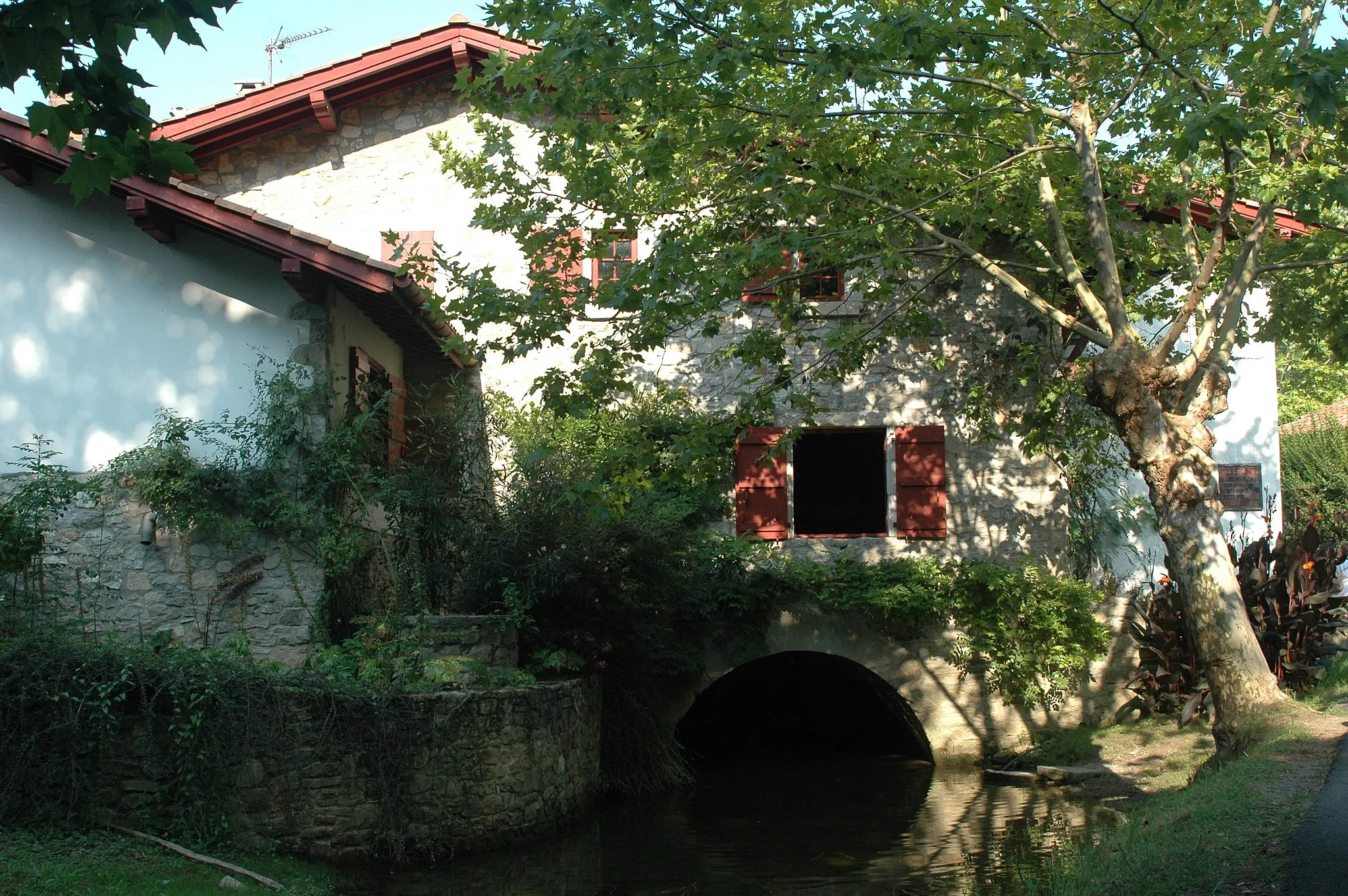 Photo showing: Bidart, le moulin de Bassilour (construit en 1741) sur l'Uhabia. Photo prise le 07/08/06 par Harrieta171