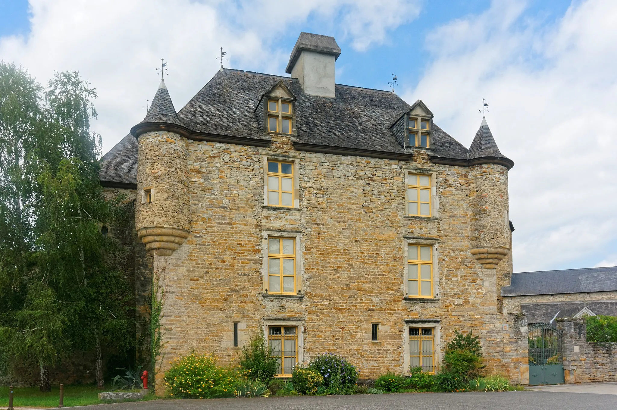 Photo showing: This building is indexed in the base Mérimée, a database of architectural heritage maintained by the French Ministry of Culture, under the reference PA00084314 .