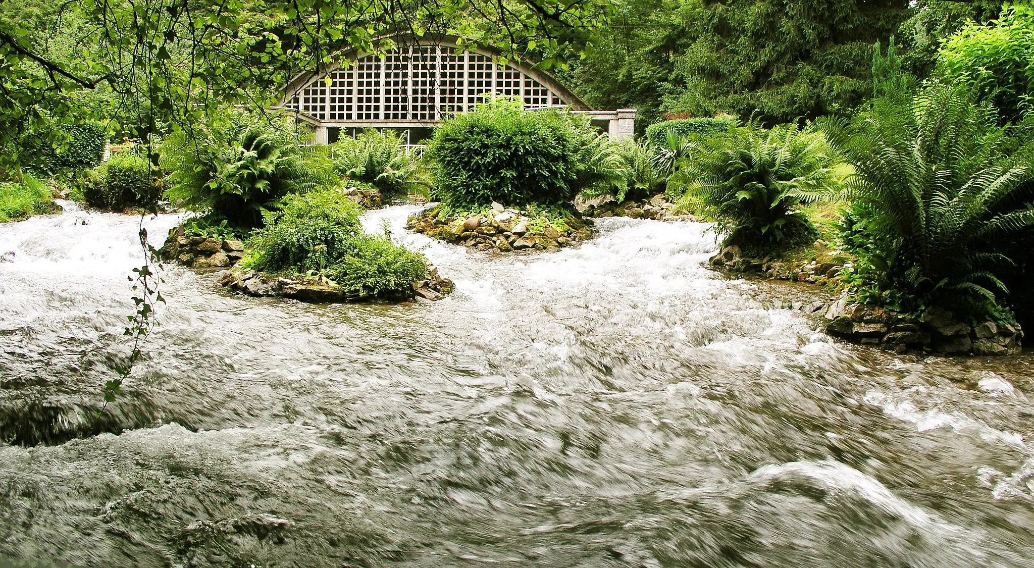 Photo showing: The Œil du Néez spring in Rébénacq, Pyrénées-Atlantiques, France.