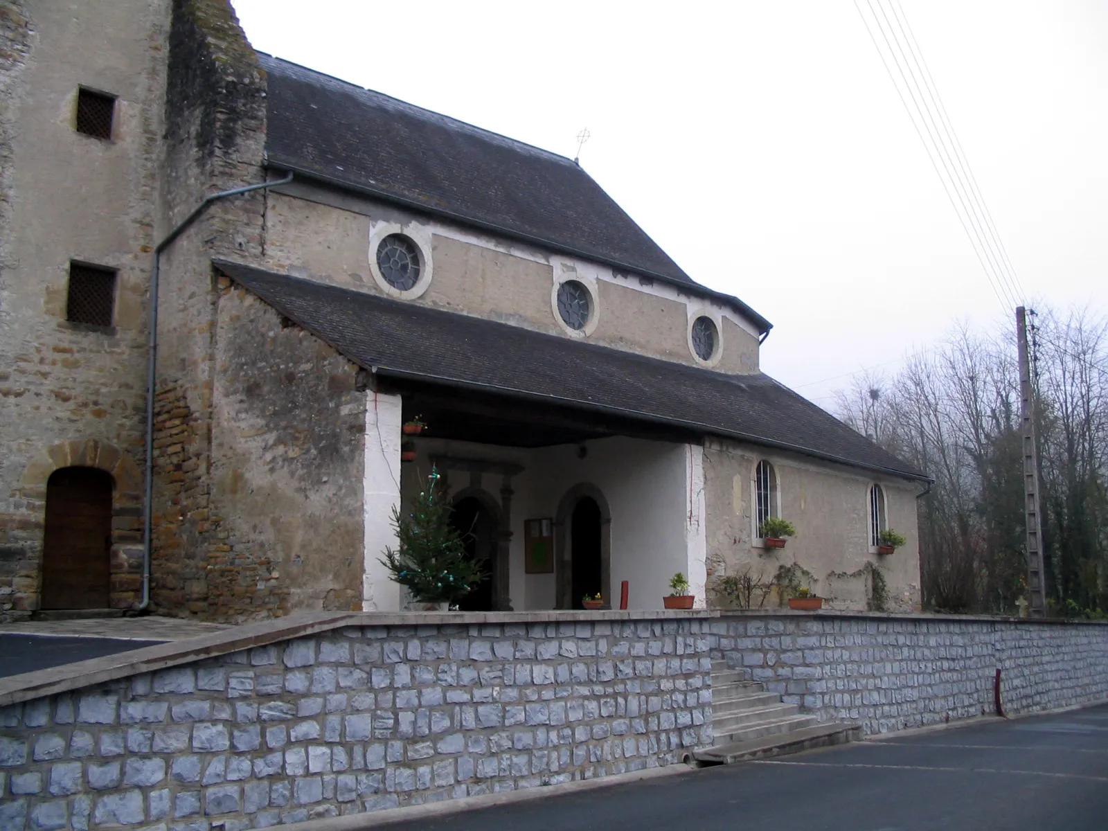 Photo showing: Vue partielle de l'église de Saucède (Pyrénées Atlantiques) Pyrénées).