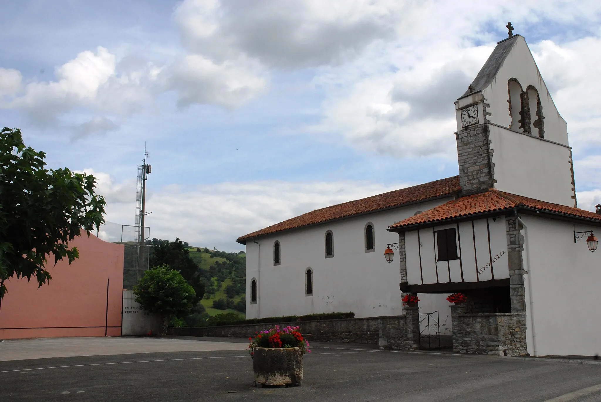 Photo showing: L'église Saint-Pierre et le fronton à Juxue