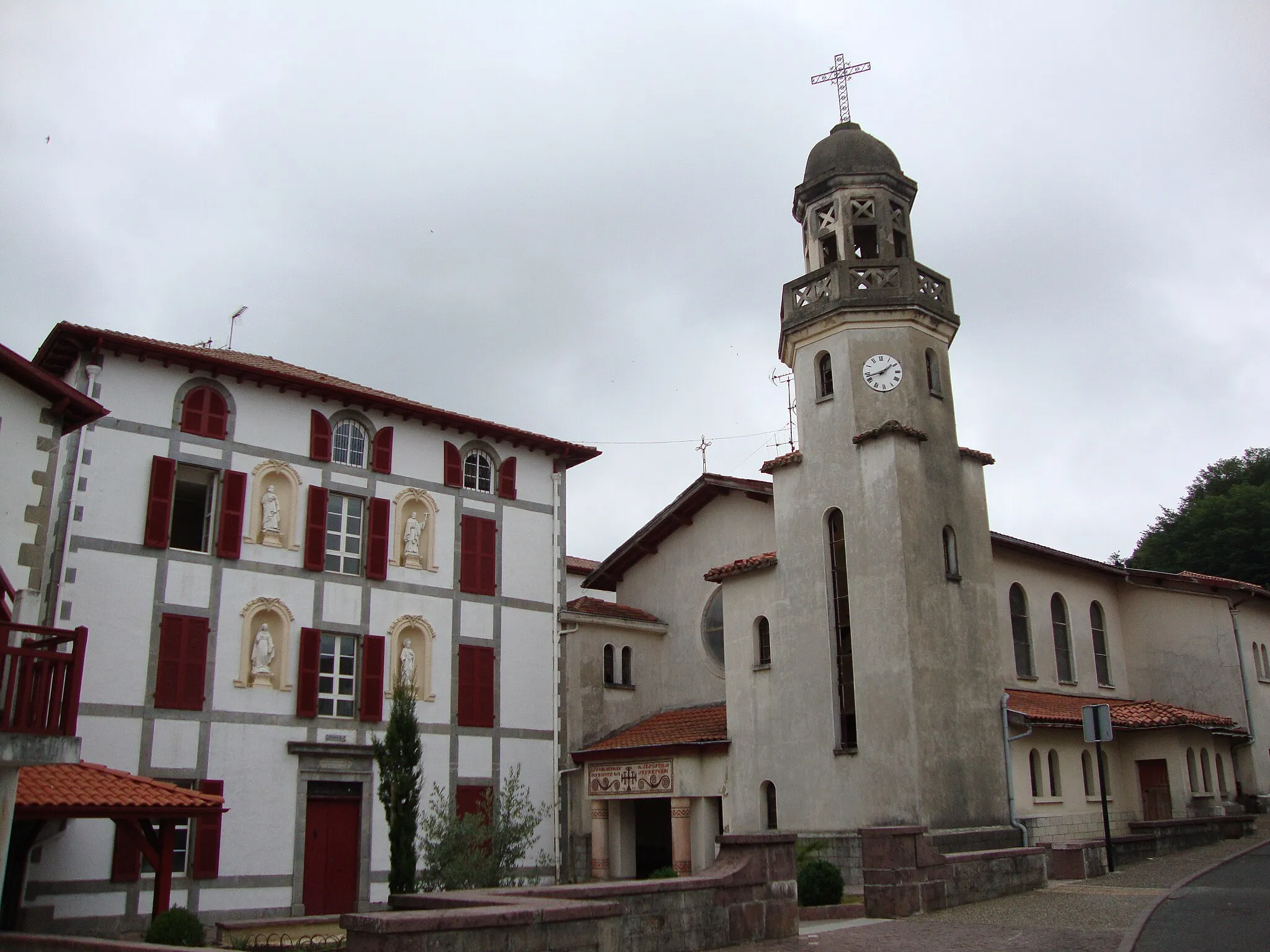 Photo showing: Notre Dame du Sacré Coeur, Hasparren (Pyr-Atl, Fr), exterior with former presbytery, now part of a college.