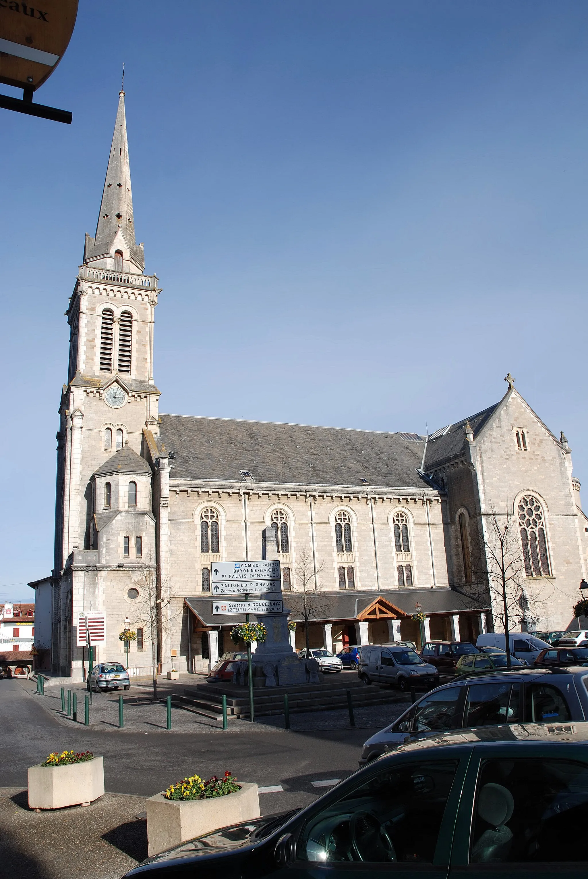 Photo showing: Hasparren, l'église Saint Jean Baptiste. Photo prise le 31/12/06 par Harrieta171