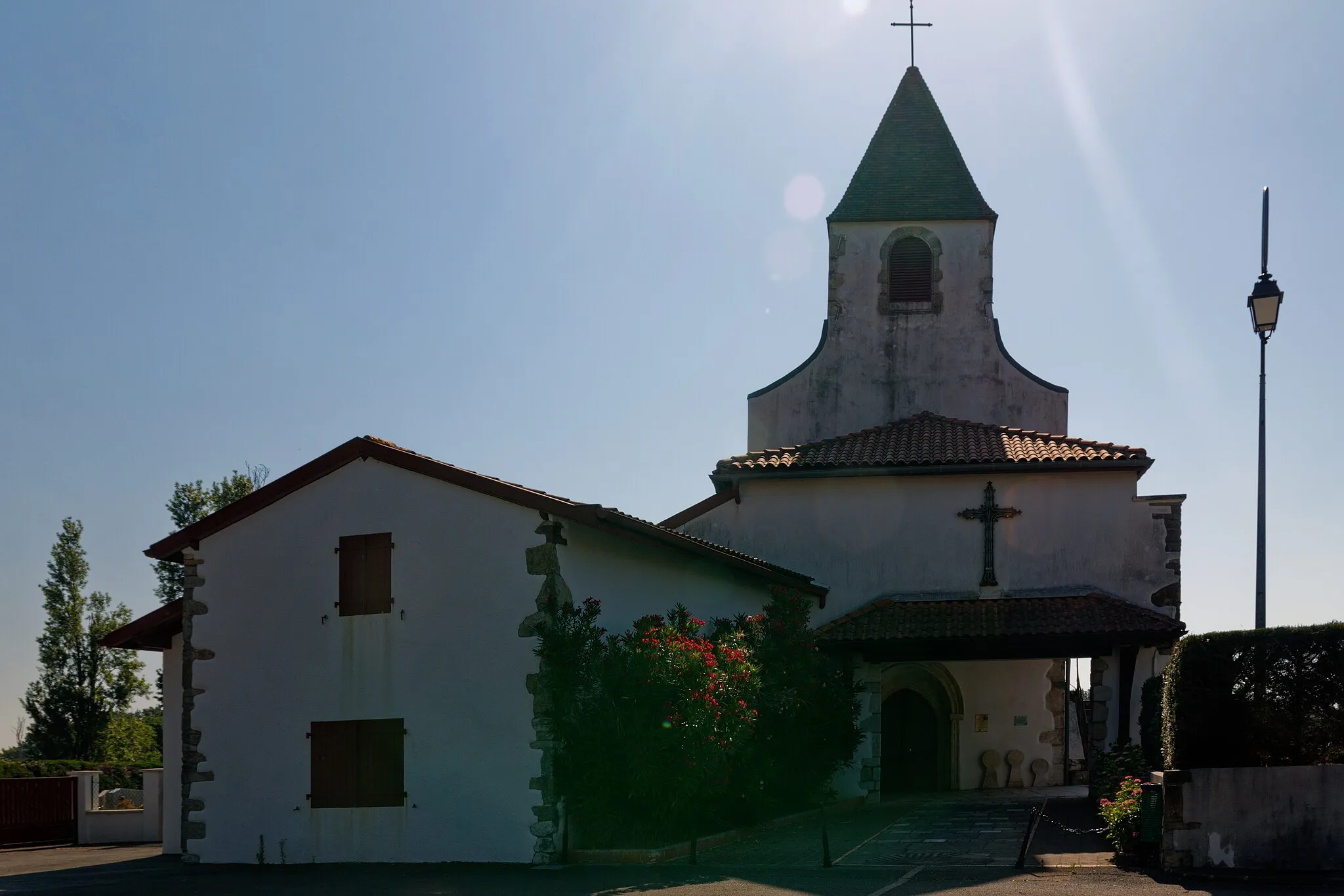 Photo showing: Saint Étienne (St. Stephen) Parish Church in Urcuit partly hidden by successive extensions