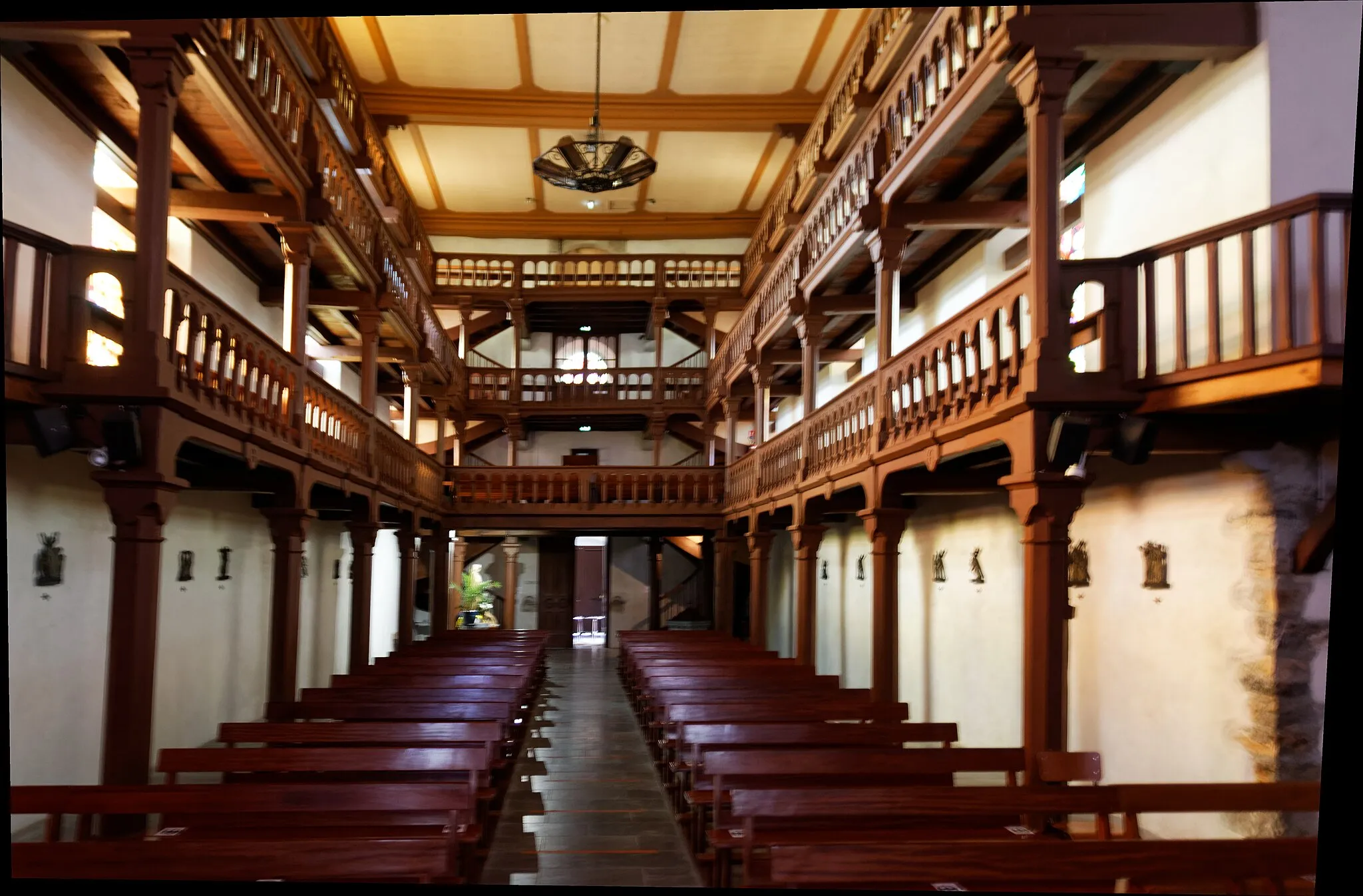 Photo showing: Tribunes, traditional in the French Basque Country, initially built to increase the capacity of churches after the counter-reformation, to separate men from women...