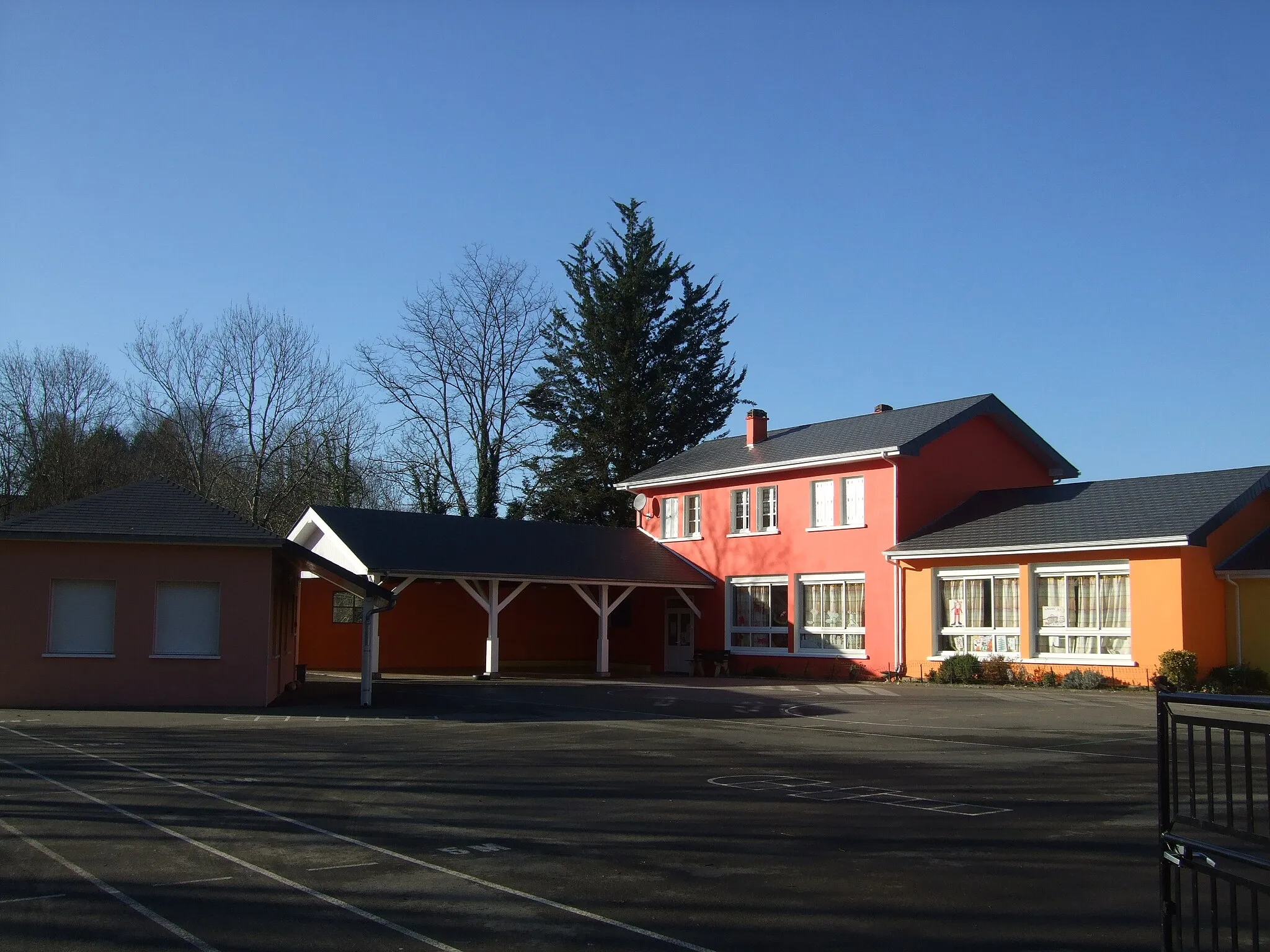 Photo showing: Ecole municipale d Eysus