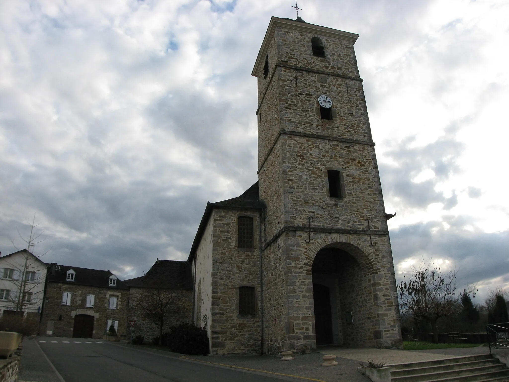 Photo showing: Clocher carré de l'église St. Jean Baptiste de Moumour (Pyrénées-Atlantiques) (Pyrénées).