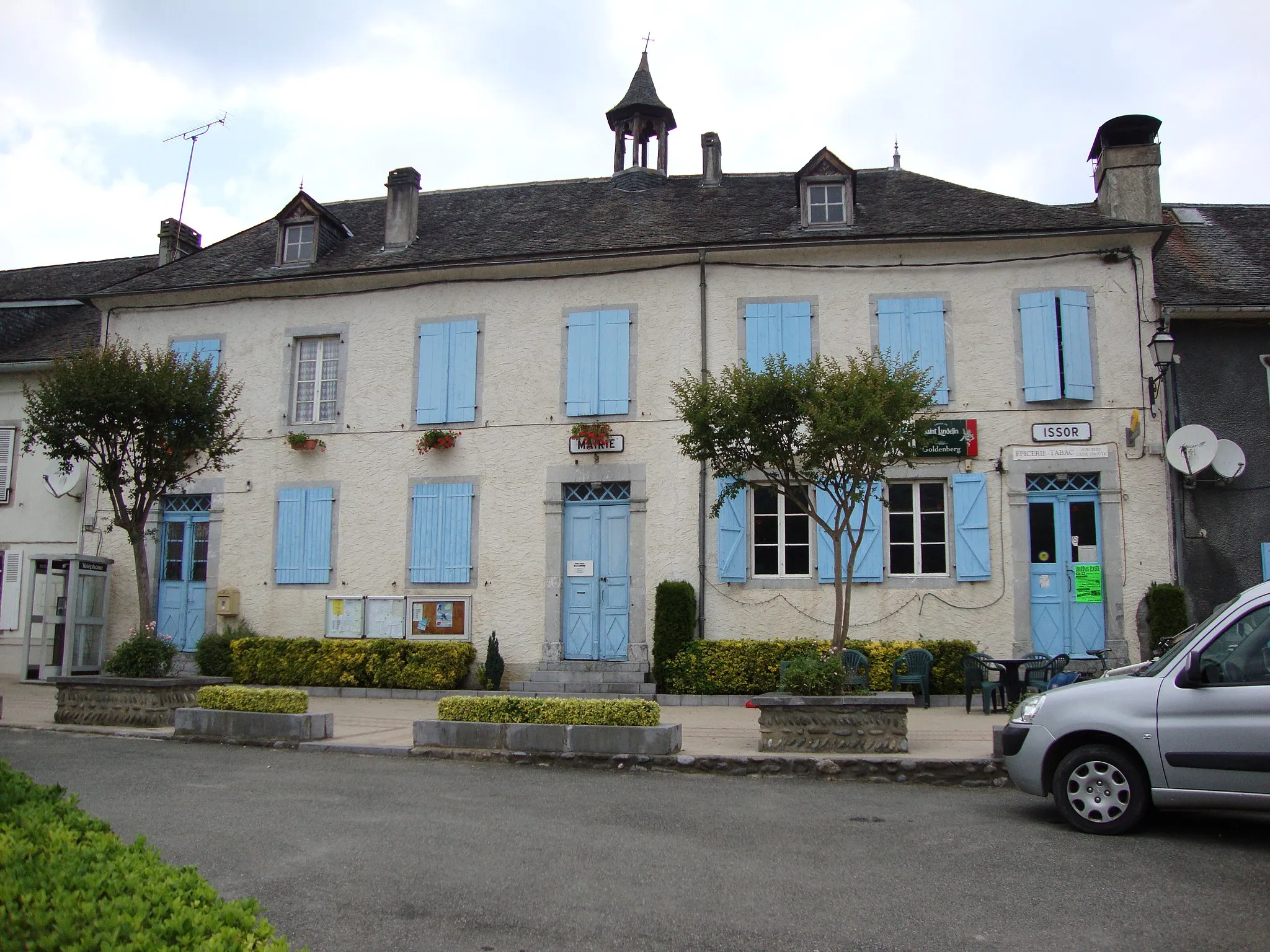 Photo showing: Issor (Pyr-Atl, Fr) town hall (left part of the building