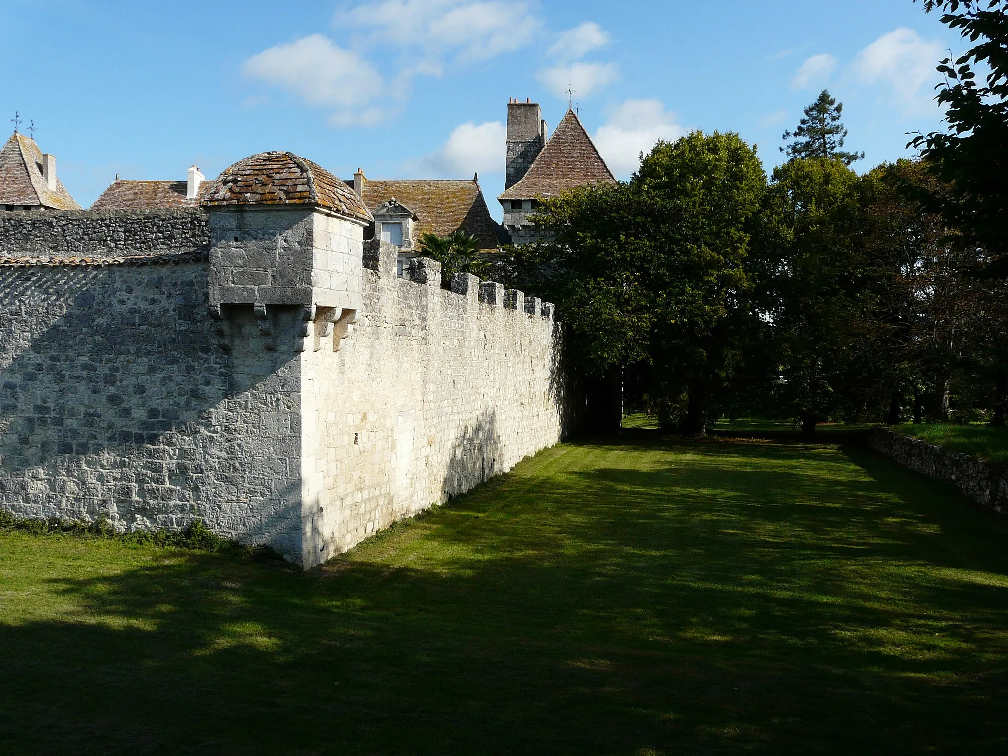 Photo showing: This building is inscrit au titre des monuments historiques de la France. It is indexed in the base Mérimée, a database of architectural heritage maintained by the French Ministry of Culture, under the reference PA00082563 .